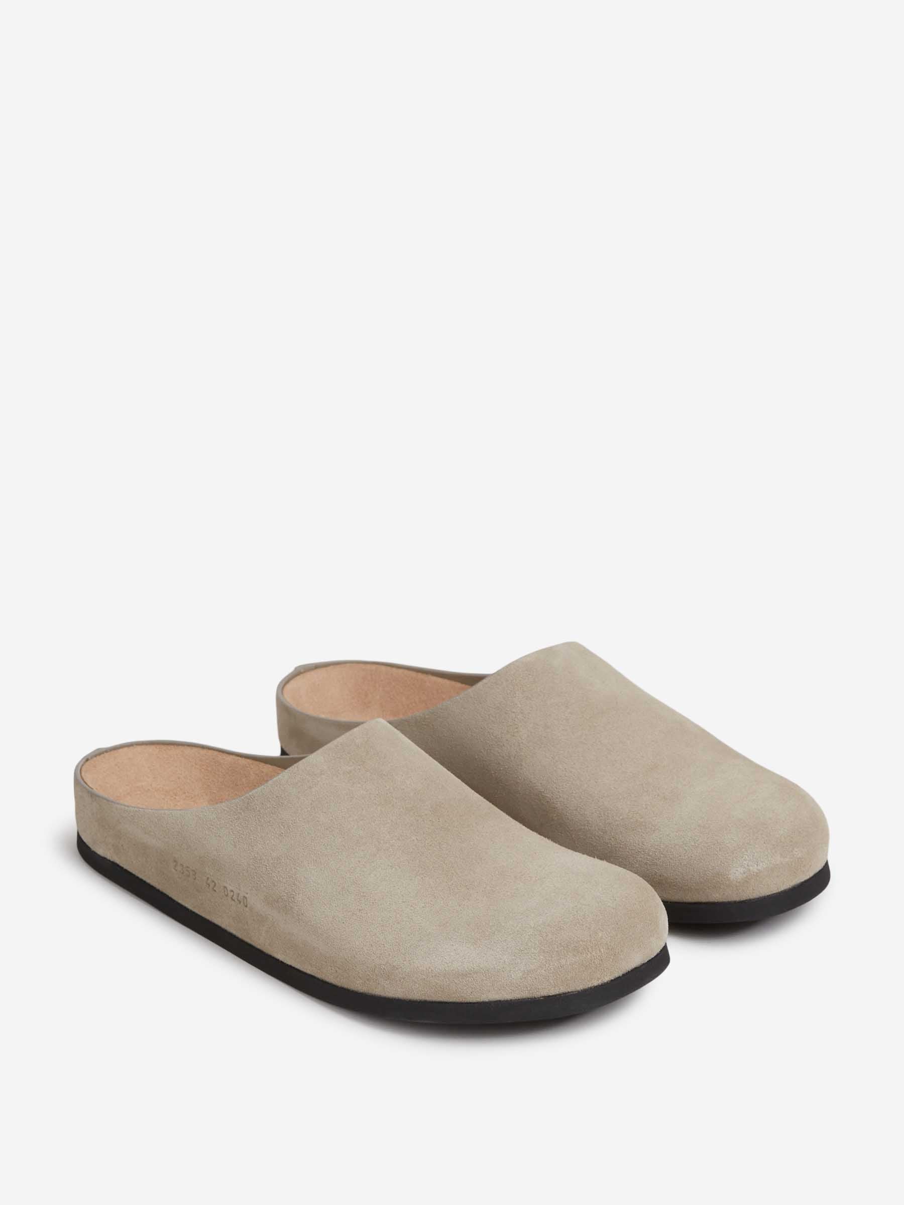 Common Projects Hombre Barcelona Zuecos Clog Suede color Taupe sku 617-000142 02 - Foto 2
