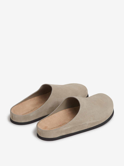 Common Projects Hombre Barcelona Zuecos Clog Suede color Taupe sku 617-000142 02 - Foto 3
