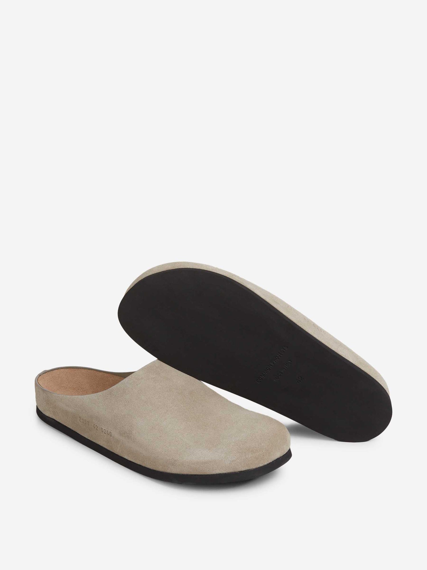 Common Projects Hombre Barcelona Zuecos Clog Suede color Taupe sku 617-000142 02 - Foto 4