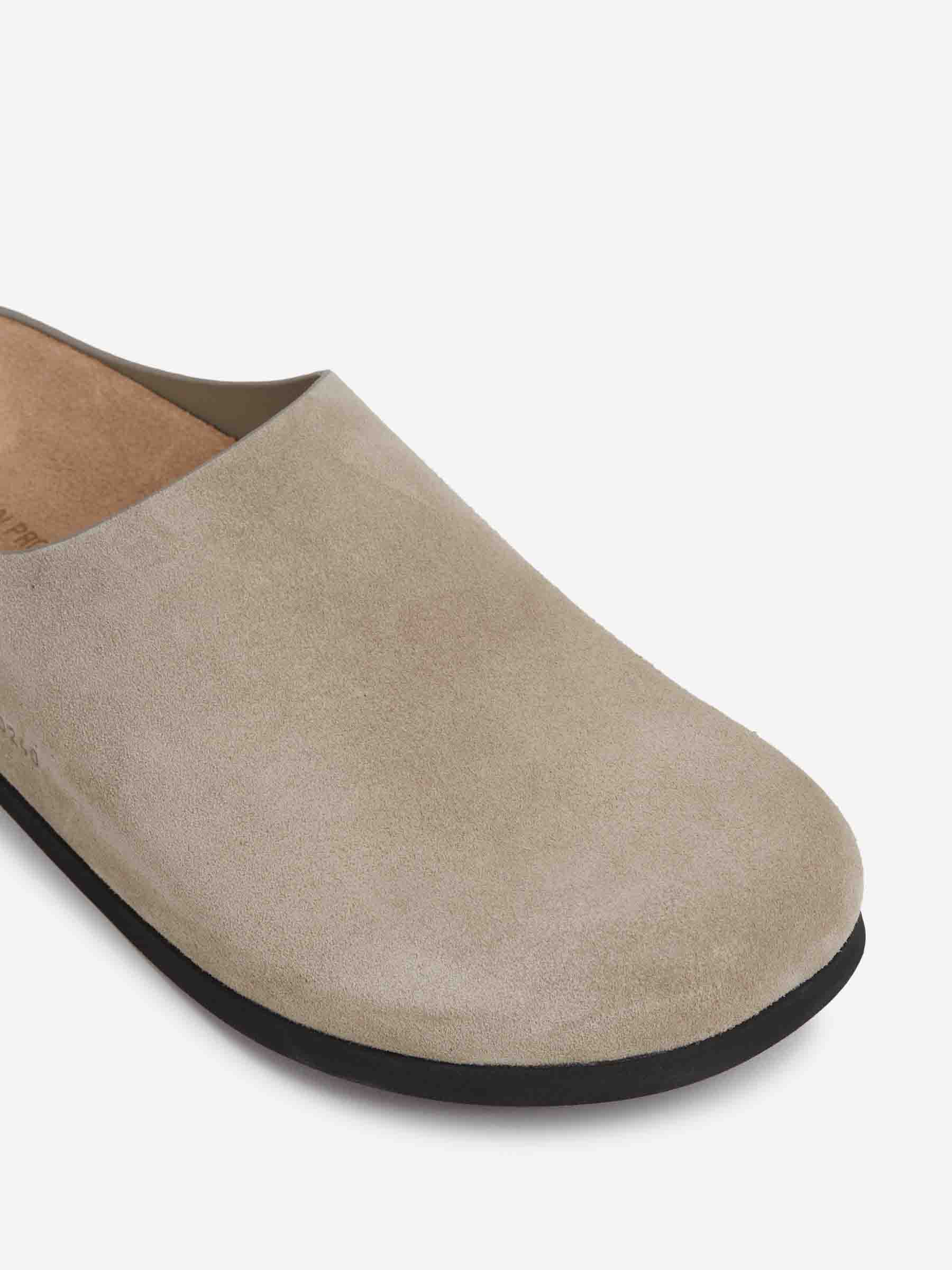 Common Projects Hombre Barcelona Zuecos Clog Suede color Taupe sku 617-000142 02 - Foto 5