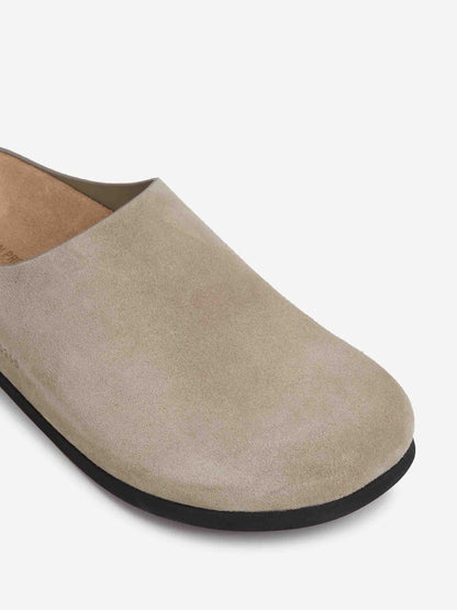 Common Projects Hombre Barcelona Zuecos Clog Suede color Taupe sku 617-000142 02 - Foto 5