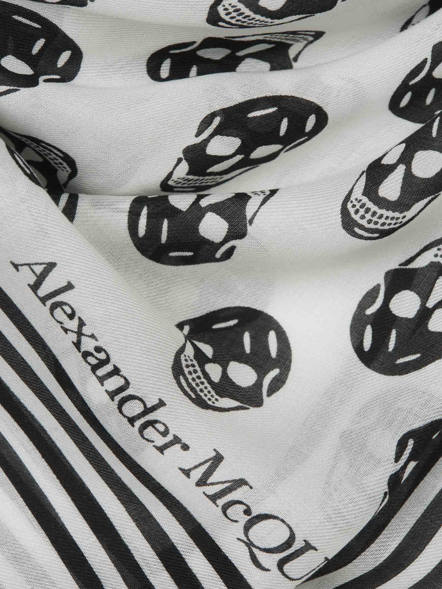 Outlet online McQueen Hombre Fular Biker Skull color Blanco sku 630-001391 02 - Foto 6
