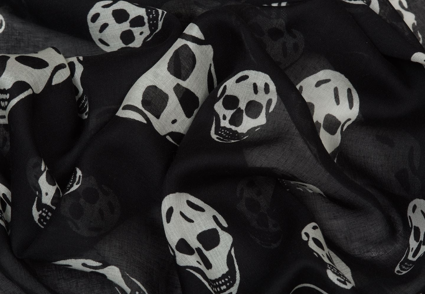 Outlet online McQueen Hombre Fular Skull color Negro sku 630-001407 01 - Foto 2