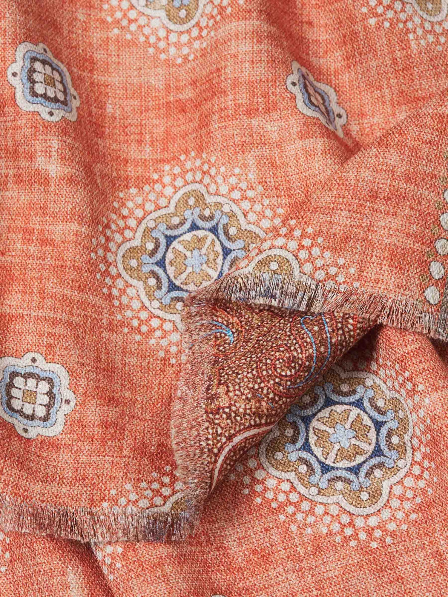 Outlet online Santa Eulalia Hombre Bufanda Seda Estampado color Naranja sku 630-001465 00 - Foto 4