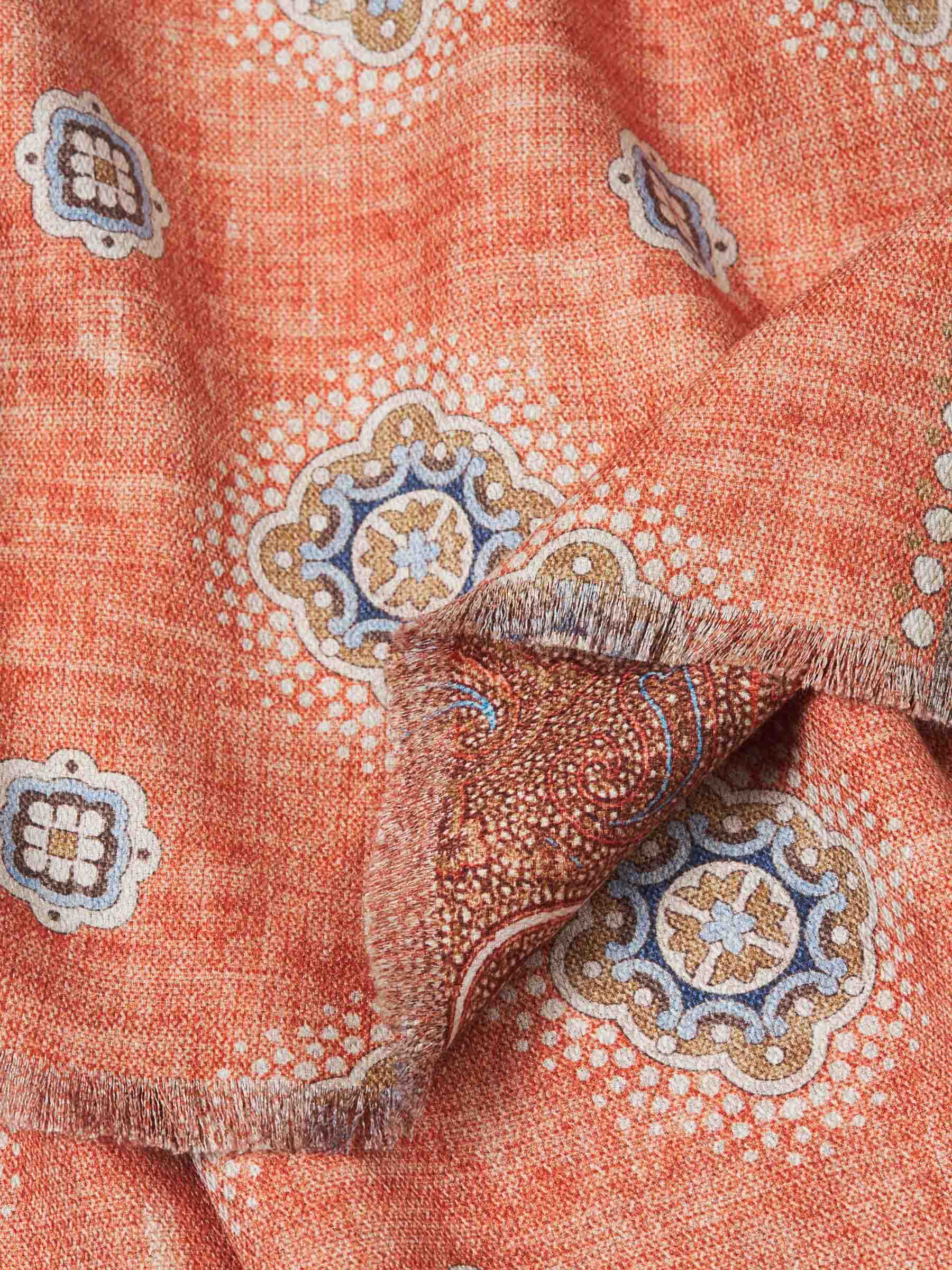 Outlet online Santa Eulalia Hombre Bufanda Seda Estampado color Naranja sku 630-001465 00 - Foto 4