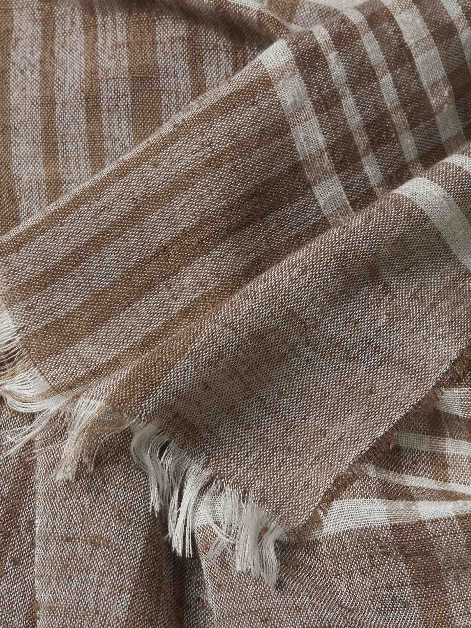 Outlet online Santa Eulalia Hombre Bufanda Seda Listado color Marrón sku 630-001466 00 - Foto 3