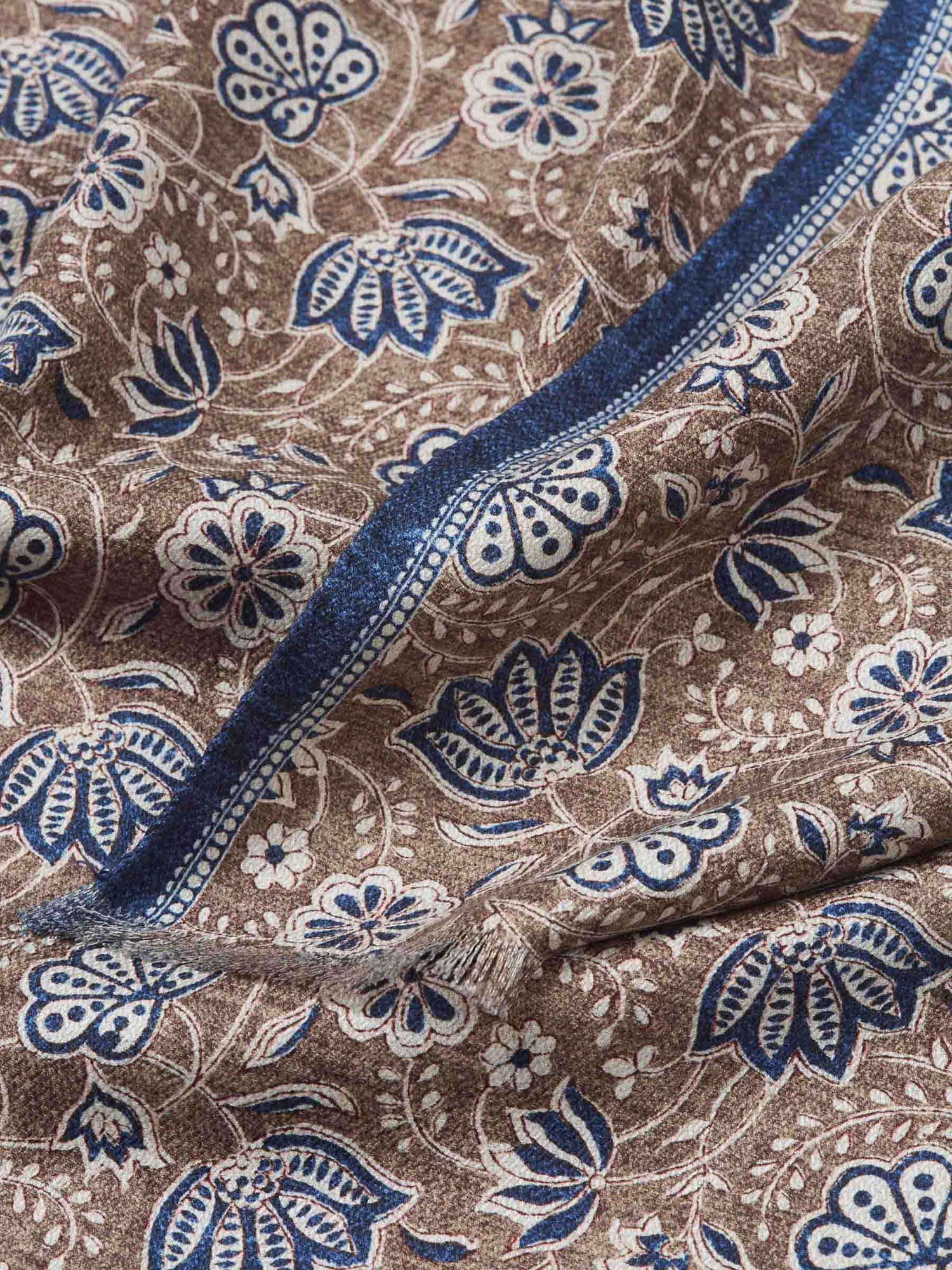 Outlet online Santa Eulalia Hombre Bufanda Floral Seda color Marrón sku 630-001468 01 - Foto 4