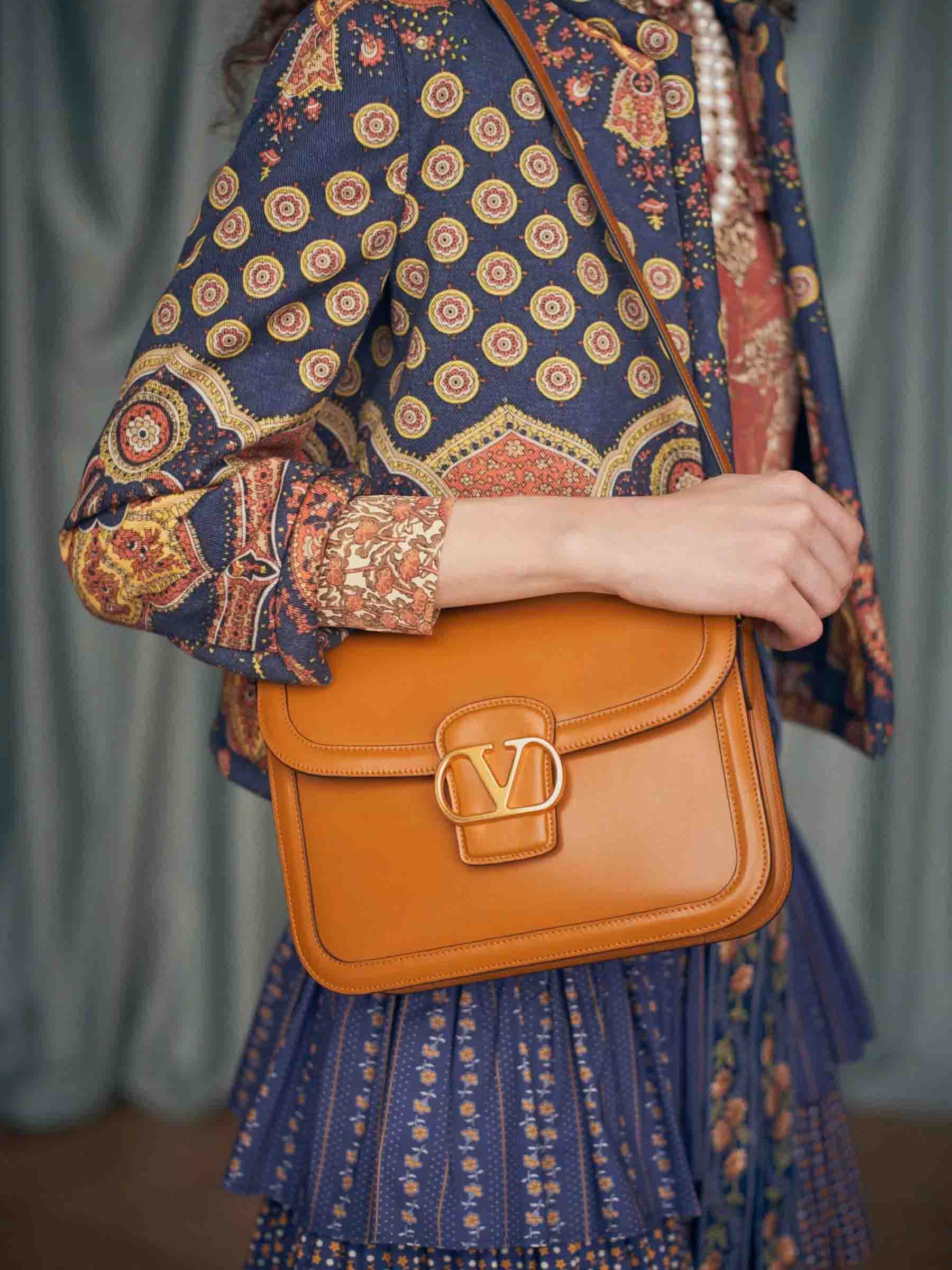 Outlet online Valentino Garavani Hombre Bolso Hombro 9to5 color Caramelo sku 692-001927 01 - Foto 2