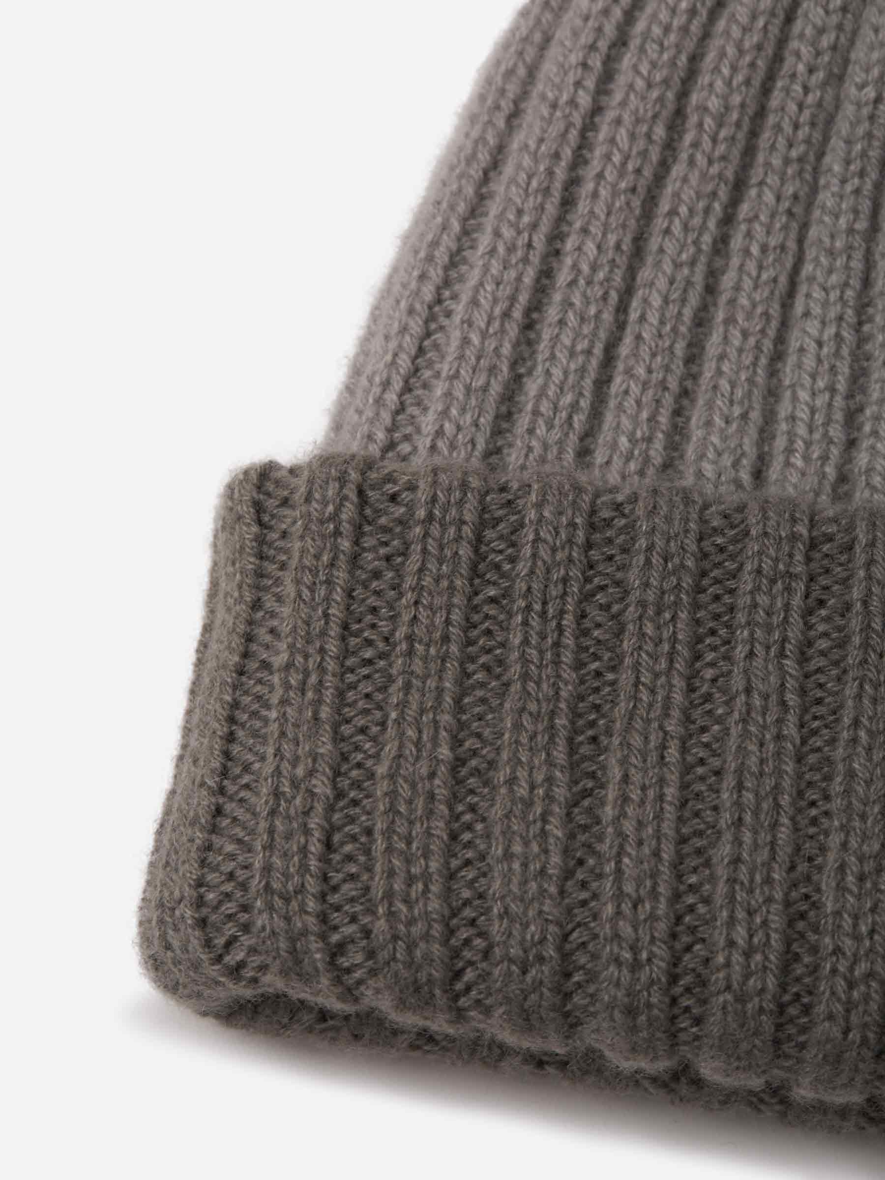 Outlet online Fedeli Hombre Gorro Cashmere Canalé color Gris Piedra sku 695-000750 03 - Foto 9