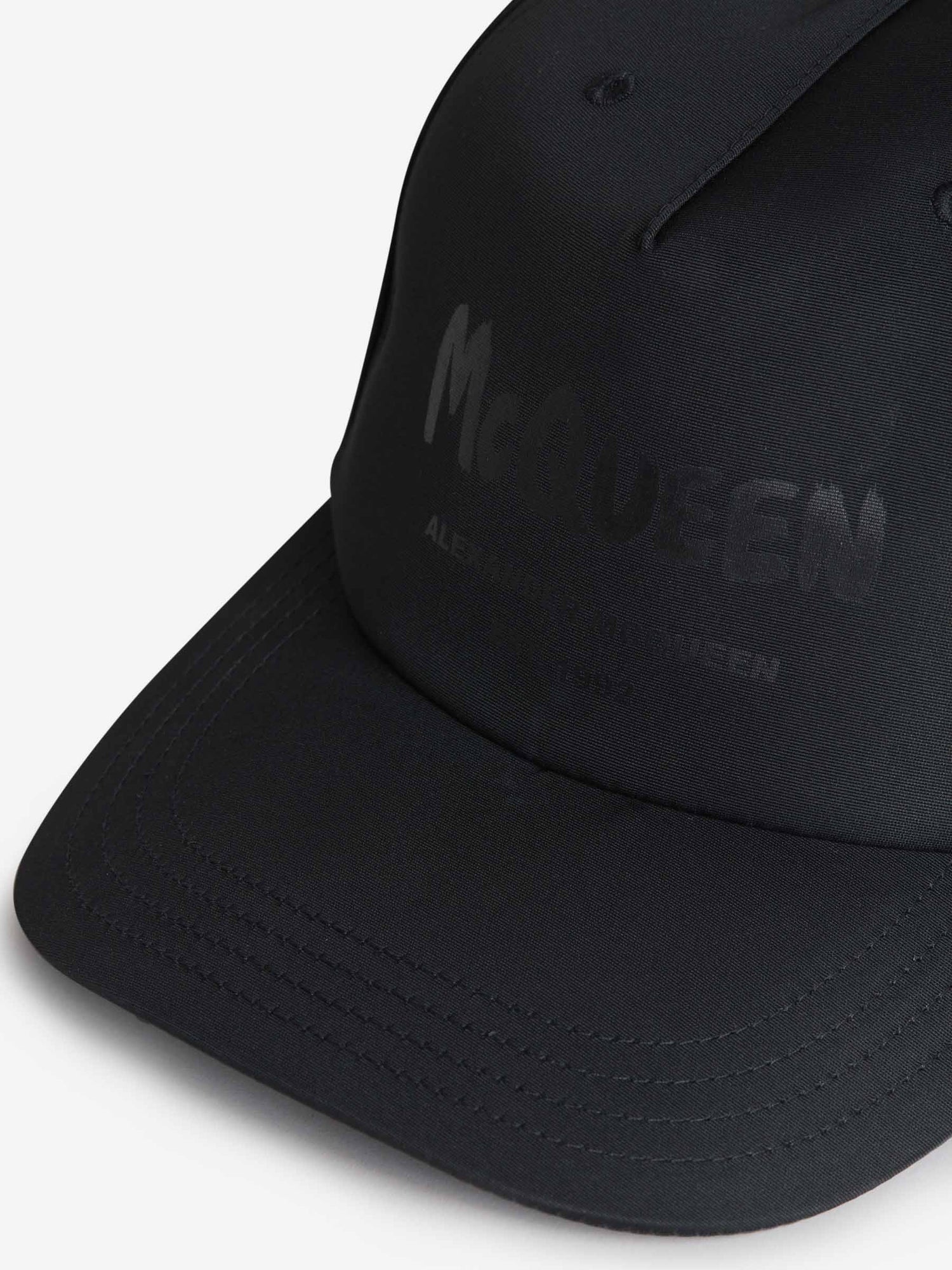 Outlet online Alexander McQueen Hombre Gorra Logo Estampado color Negro sku 695-001274 01 - Foto 4