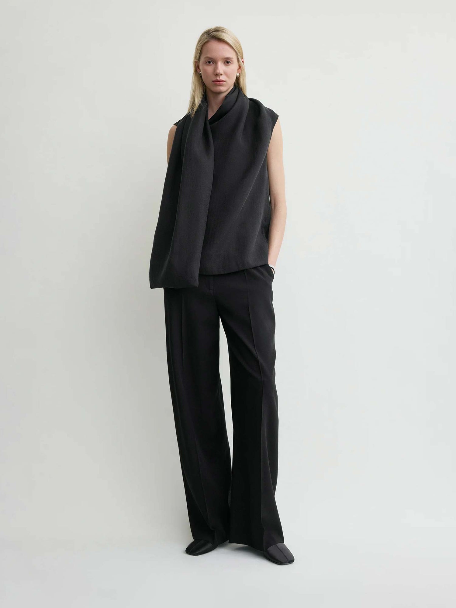 Outlet online TOTEME Mujer Blusa Bufanda color Crema sku 702-000498 01 - Foto 2