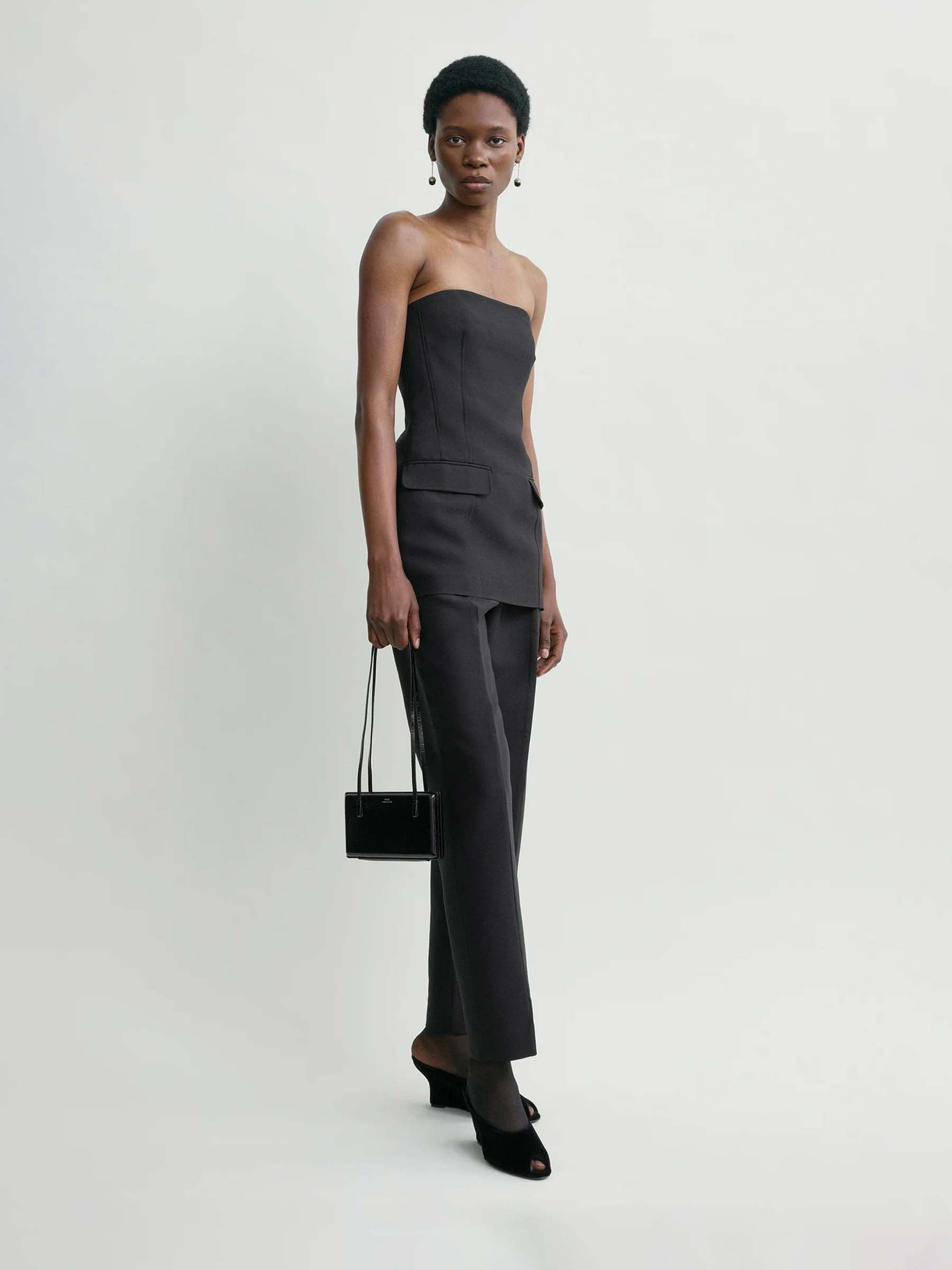 Outlet online TOTEME Mujer Top Crepé Strapless color Negro sku 703-002514 01 - Foto 2
