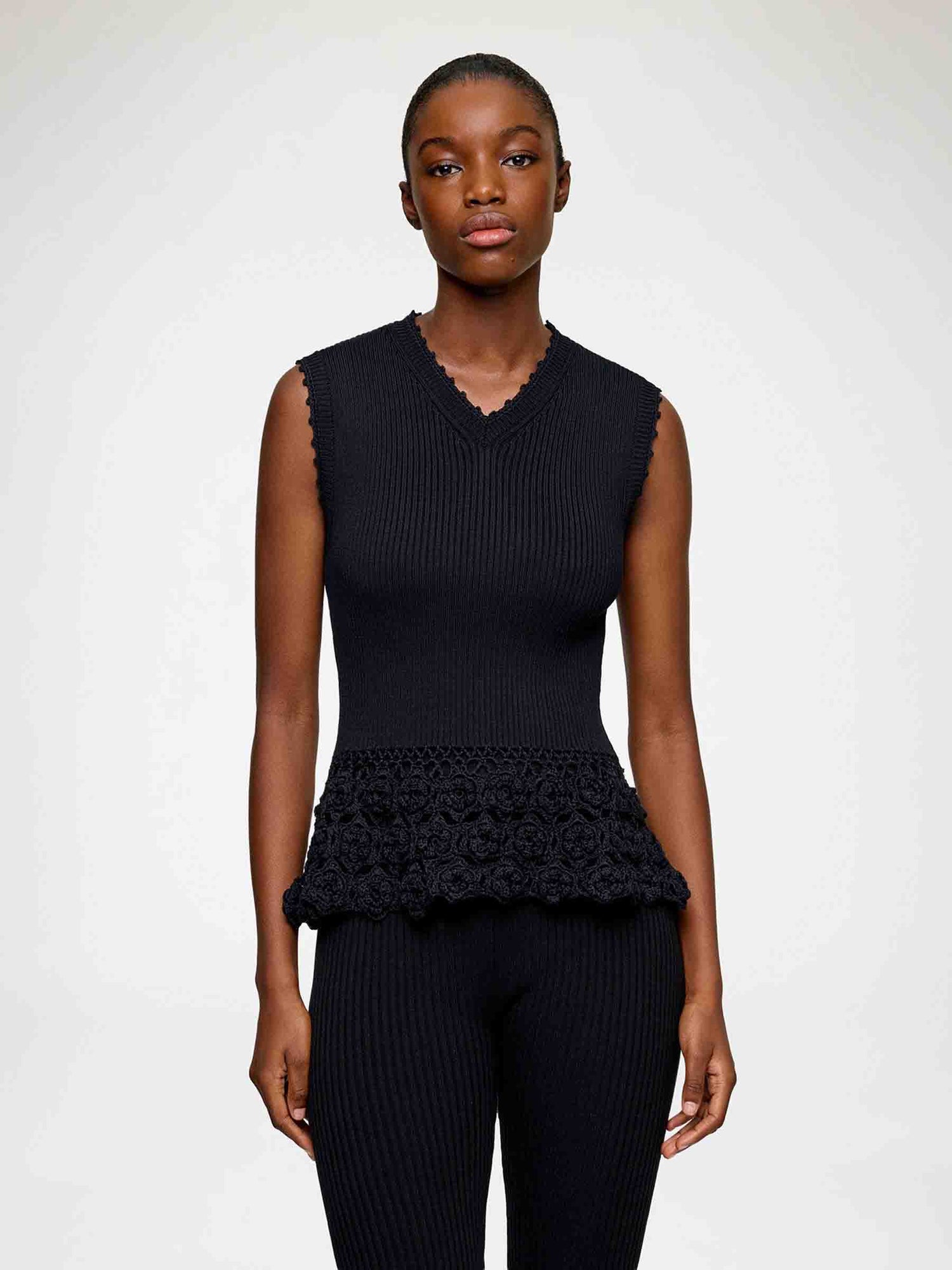 Ganni Mujer Barcelona Top Sin Mangas Con Flores de Ganchillo color Negro sku 703-002583 01 - Foto 2