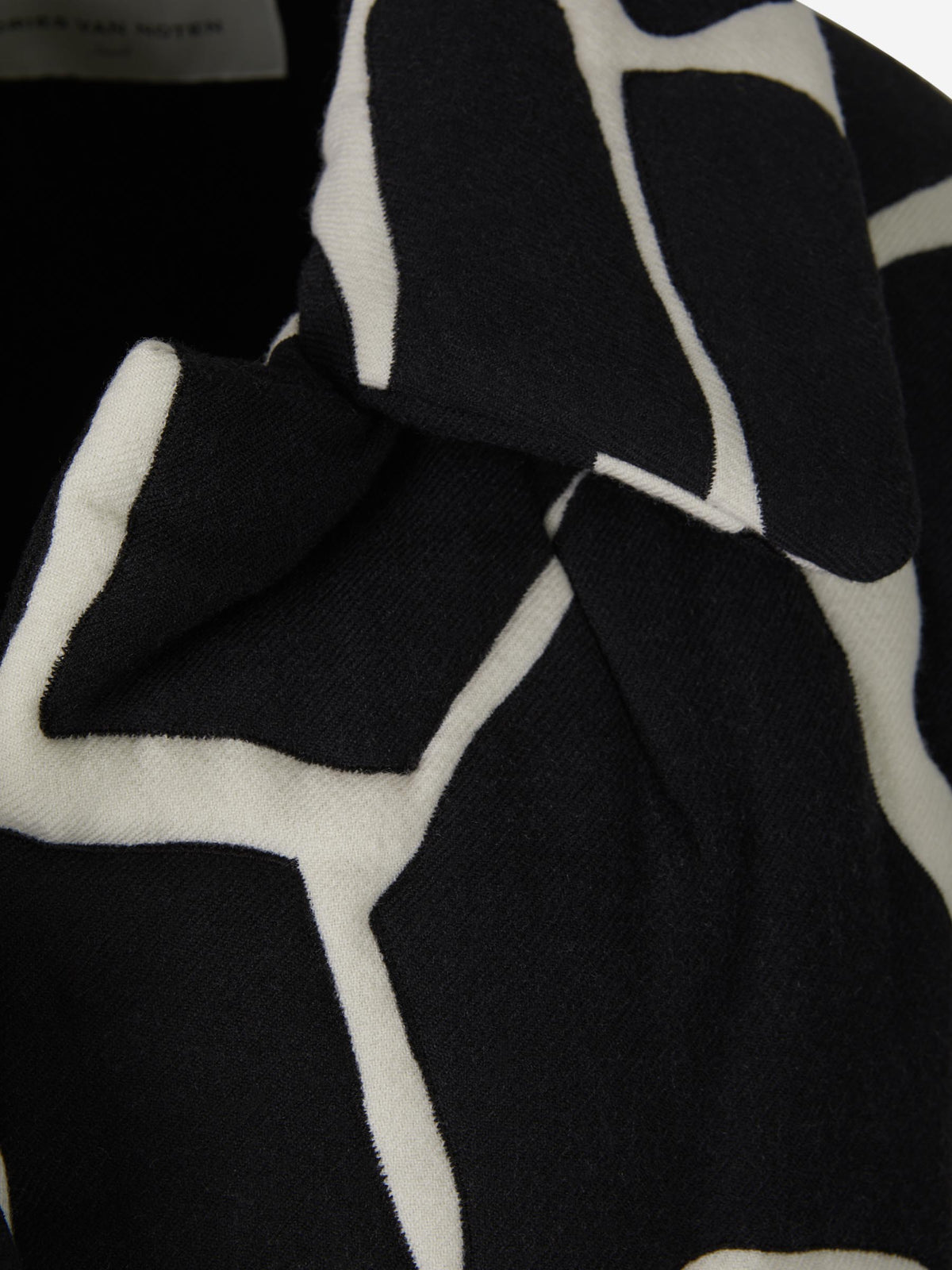 Outlet online Dries Van Noten Mujer Abrigo Estampado Lana color Negro sku 741-001821 01 - Foto 3