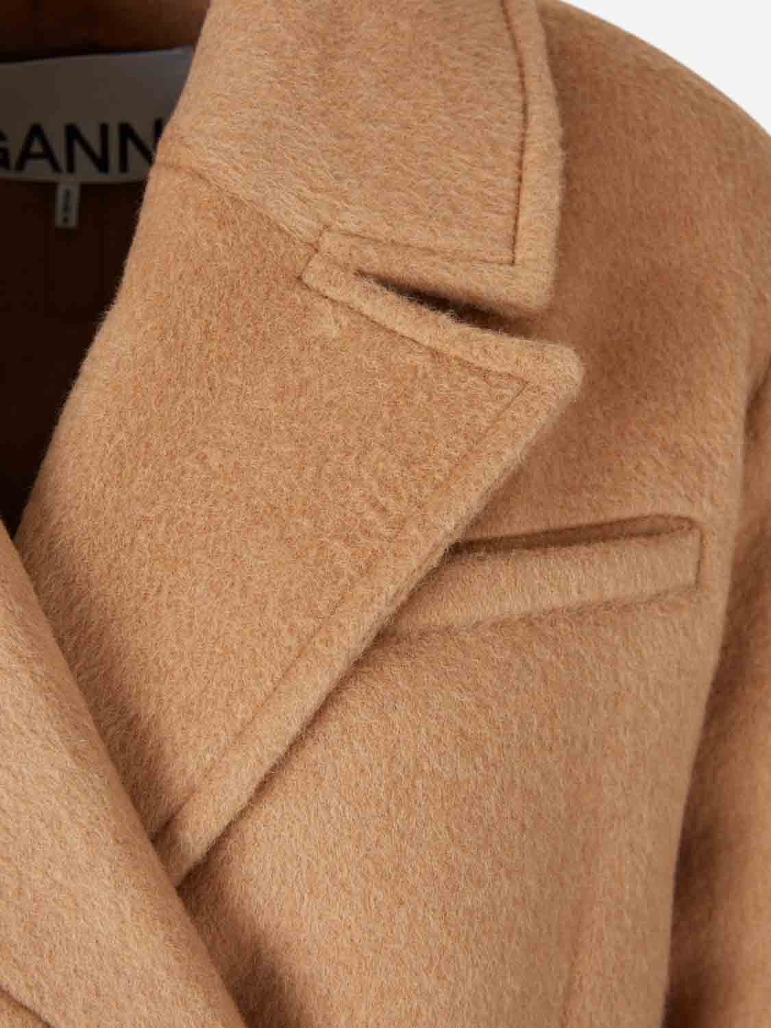 Outlet online Ganni Mujer Abrigo Cruzado Corto color Camel sku 741-002256 01 - Foto 3