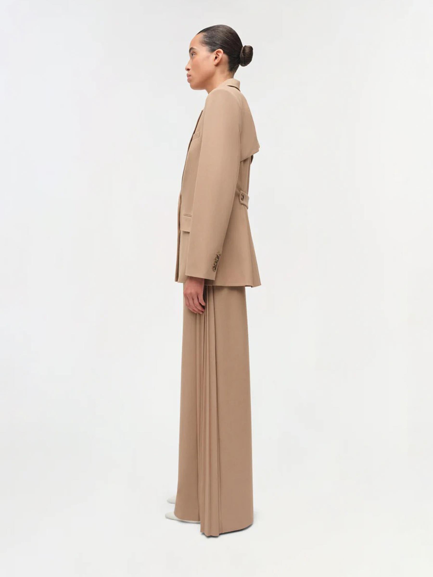 Outlet online Simkhai Mujer Blazer Moren Plisado color Camel sku 741-002307 01 - Foto 3