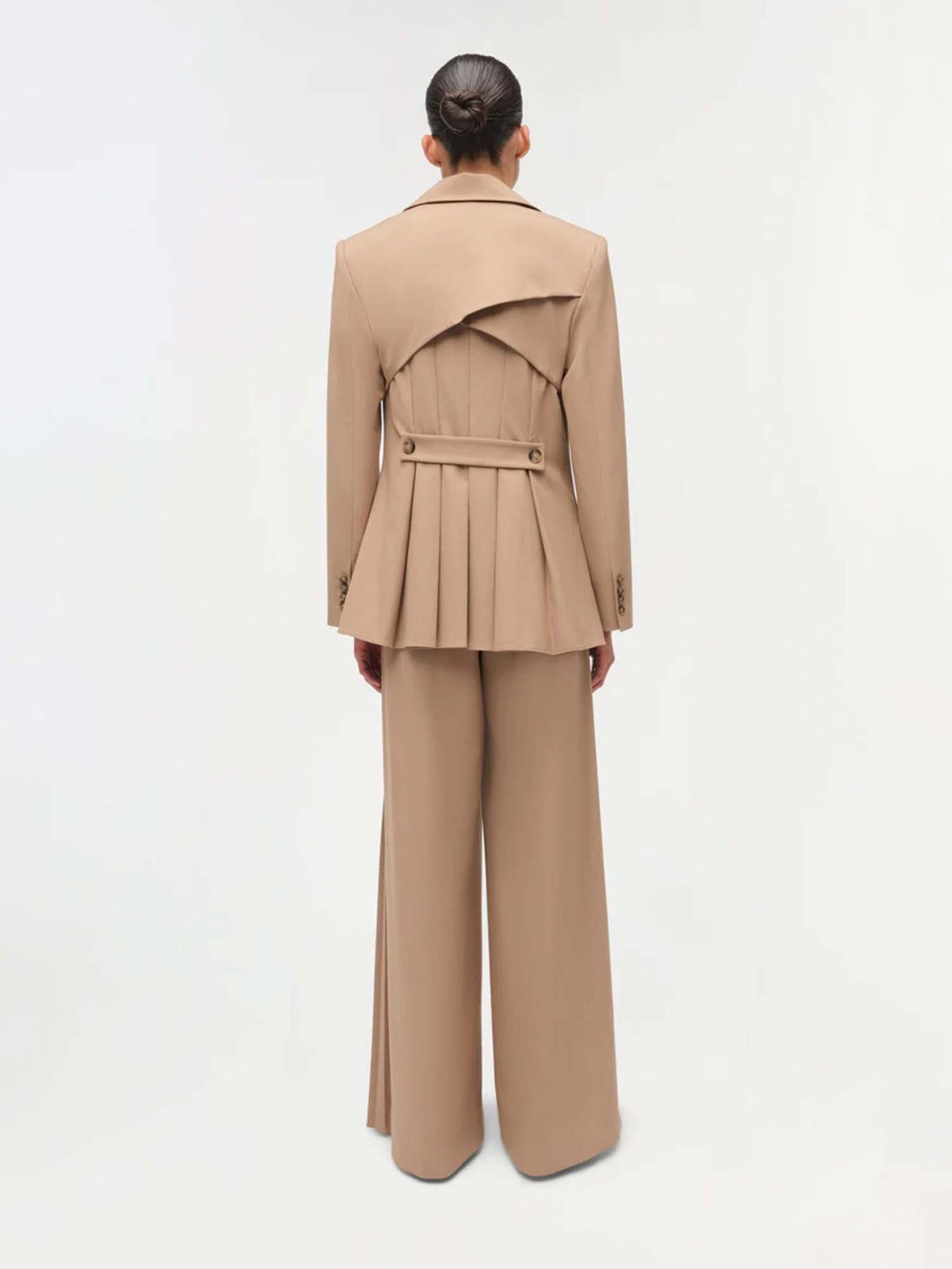 Outlet online Simkhai Mujer Blazer Moren Plisado color Camel sku 741-002307 01 - Foto 4