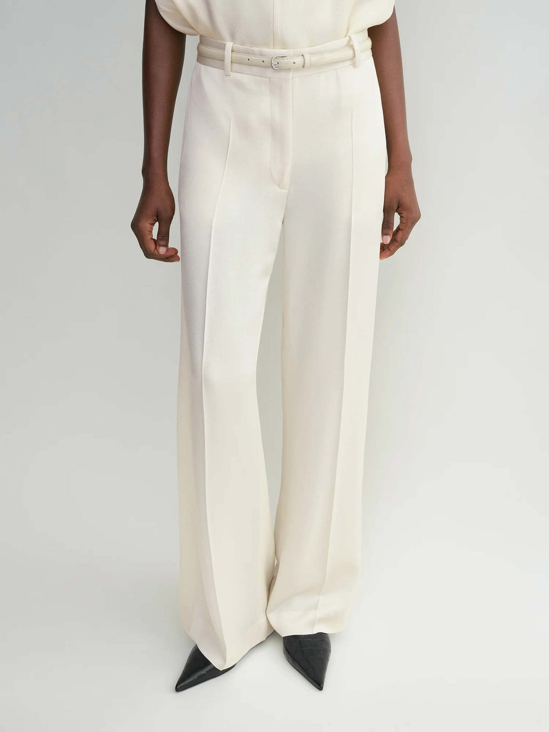 Outlet online TOTEME Mujer Pantalones Formales Viscosa color Marfil sku 761-003702 01 - Foto 4