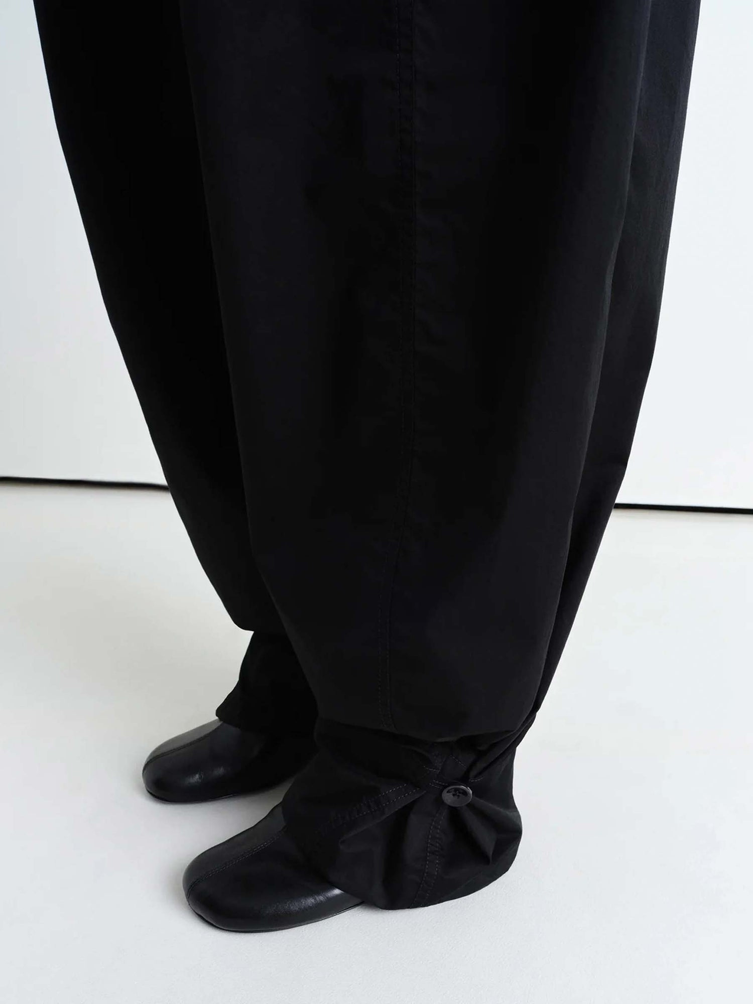 Lemaire Mujer Barcelona Pantalones Volumen Satén color Negro sku 761-003756 01 - Foto 3