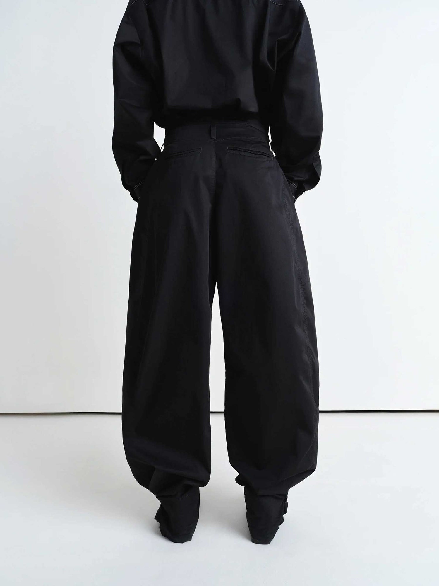 Lemaire Mujer Barcelona Pantalones Volumen Satén color Negro sku 761-003756 01 - Foto 4