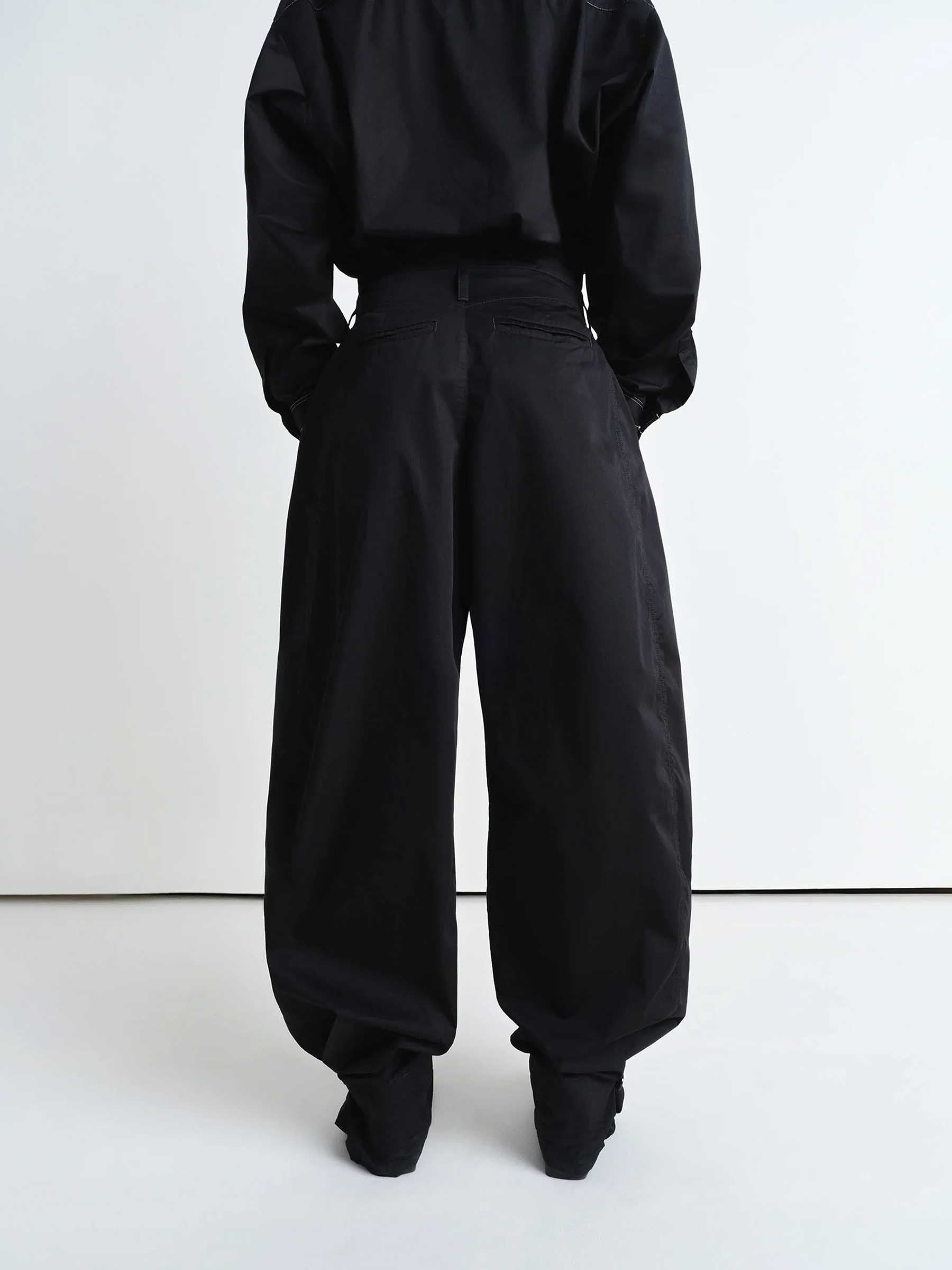 Lemaire Mujer Barcelona Pantalones Volumen Satén color Negro sku 761-003756 01 - Foto 4