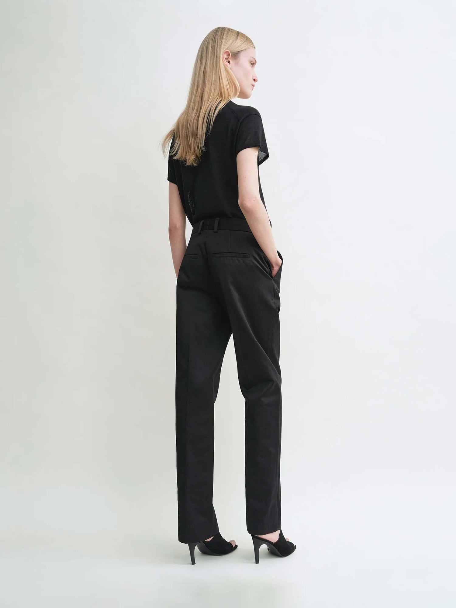 Outlet online TOTEME Mujer Pantalones rectos color Negro sku 761-003869 01 - Foto 4
