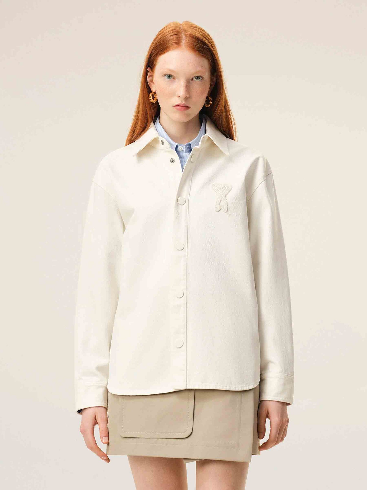 Ami Paris Mujer Barcelona Sobrecamisa color Marfil sku 772-001574 01 - Foto 2