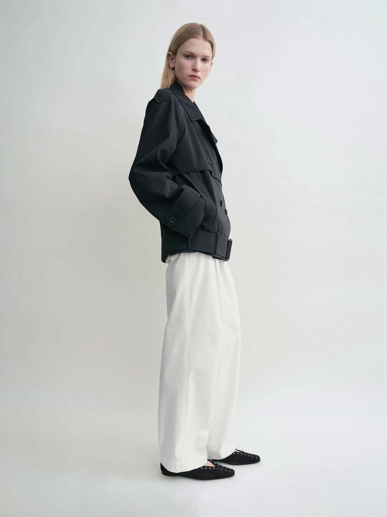 TOTEME Mujer Barcelona Gabardina Corta Algodón color Azul Noche sku 773-000257 01 - Foto 3