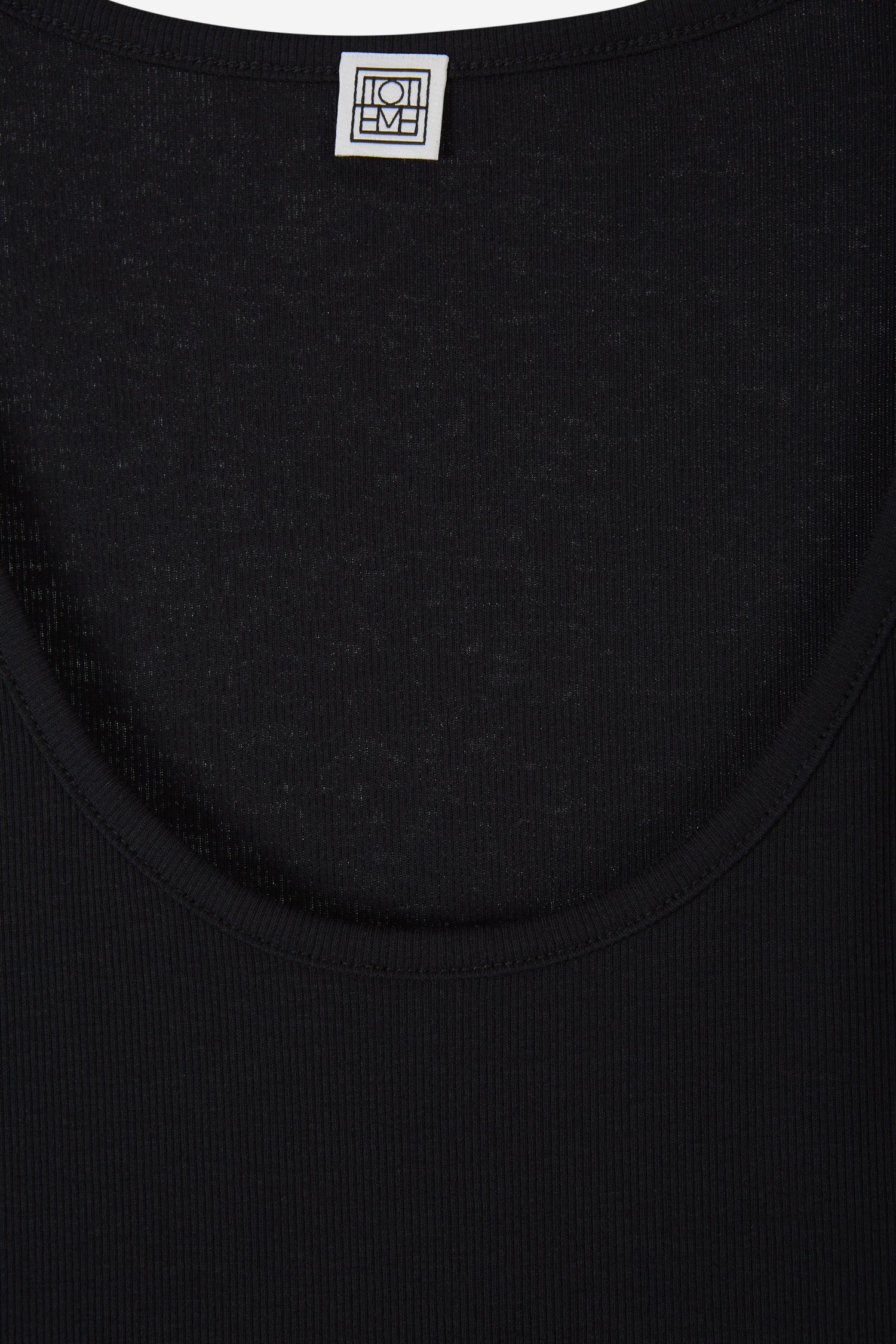 TOTEME Mujer Barcelona Top Tirantes Canalé color Negro sku 782-001612 02 - Foto 3