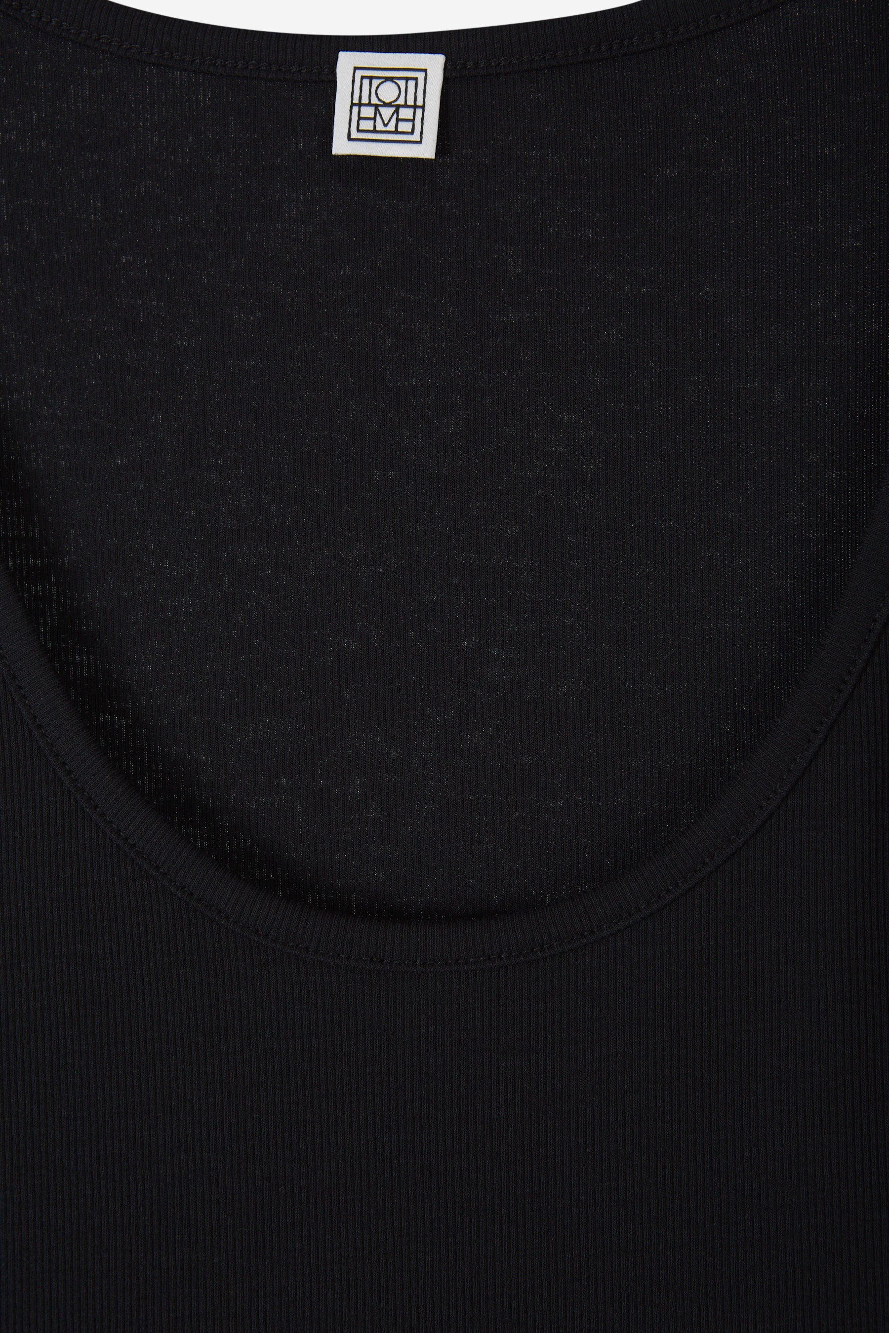 TOTEME Mujer Barcelona Top Tirantes Canalé color Negro sku 782-001612 02 - Foto 3