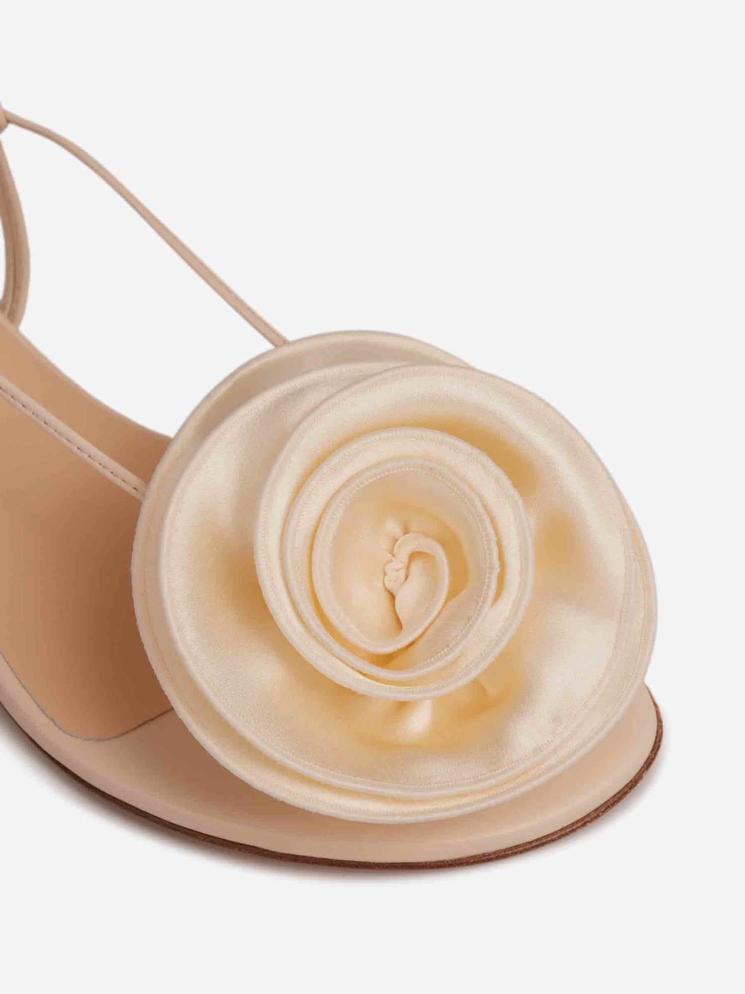 Outlet online Magda Butrym Mujer Sandalias Planas Flores color Crema sku 801-000049 01 - Foto 4
