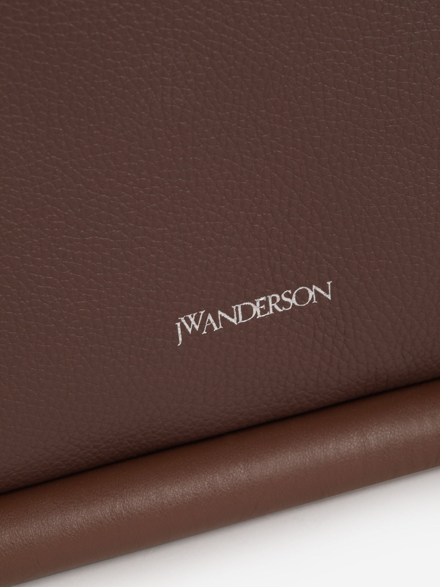 Outlet online JW Anderson Mujer Bolso The Bumper color Marron sku 810-007024 00 - Foto 6