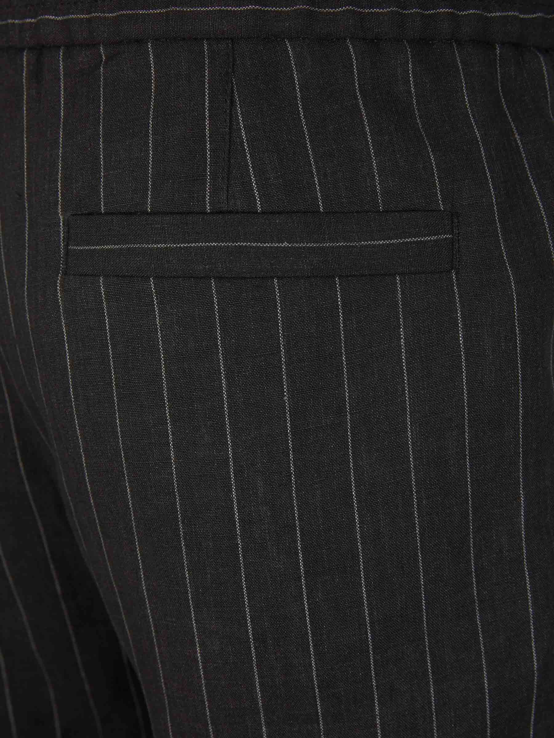 Outlet online Brunello Cucinelli Hombre Bermudas Motivo Rayas Lino color Blanco y Negro sku 523-000924 01 - Foto 4