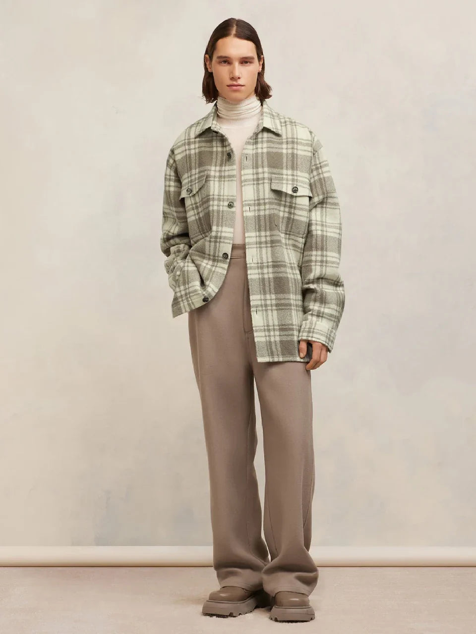 Outlet online Ami Paris Hombre Sobrecamisa Lana Cuadros color Gris Claro sku 531-005999 01 - Foto 2