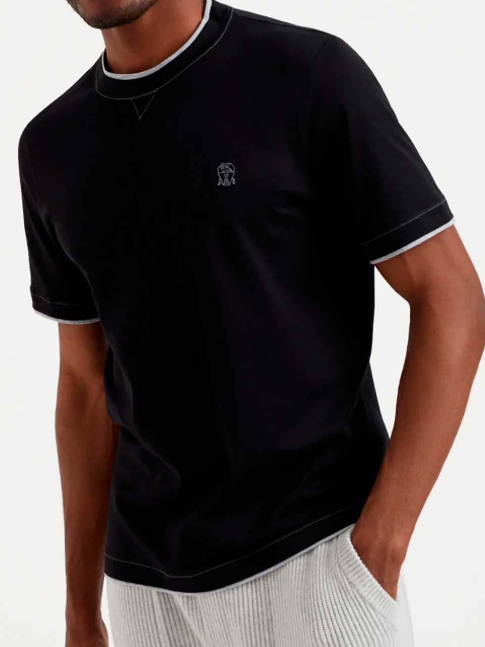 Outlet online Brunello Cucinelli Hombre Camiseta Detale Bicolor color Negro sku 553-003822 01 - Foto 1