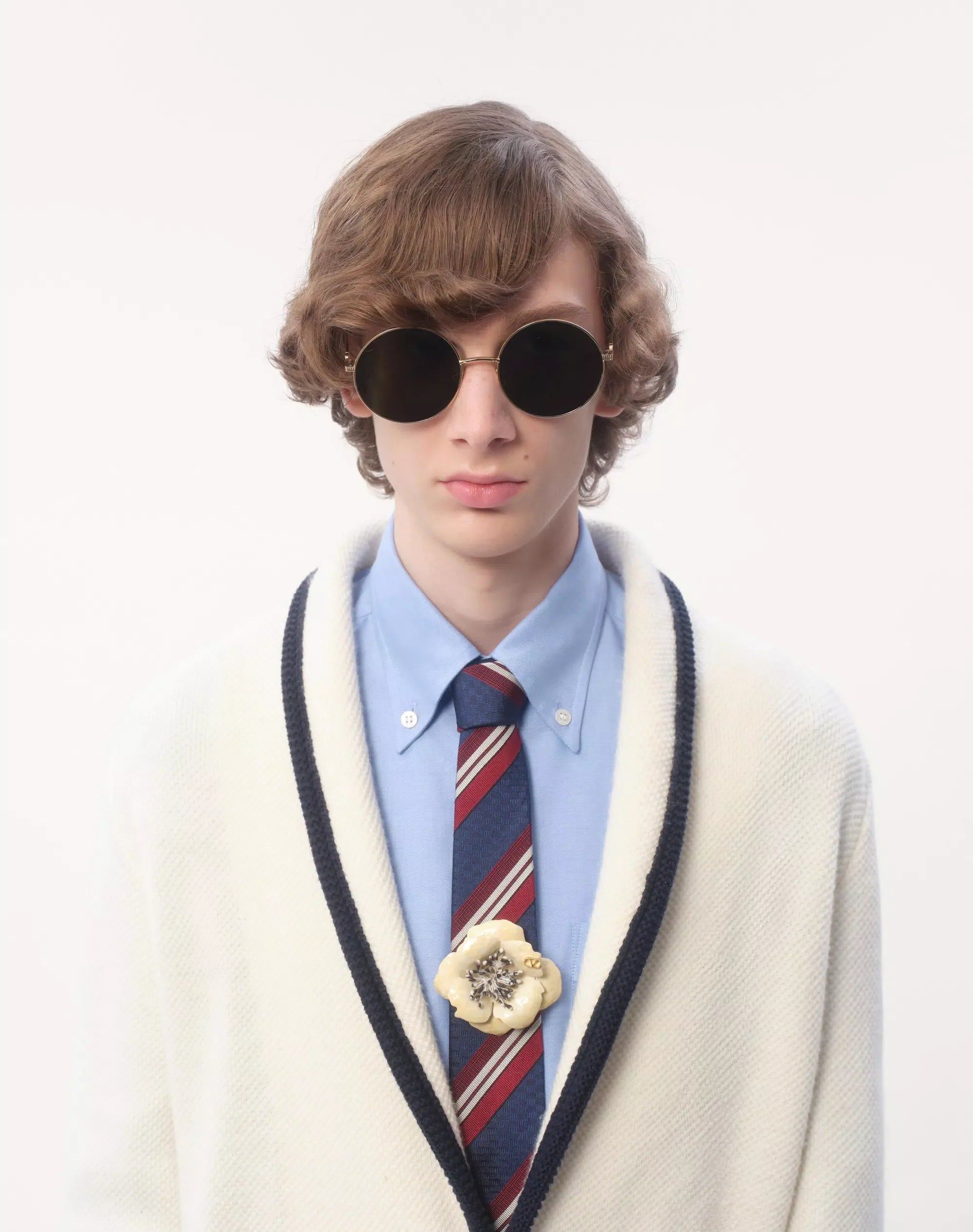 Outlet online Valentino Garavani Hombre Pasador Corbata Fleur Lumineuse color Amarillo Claro sku 682-000870 01 - Foto 2