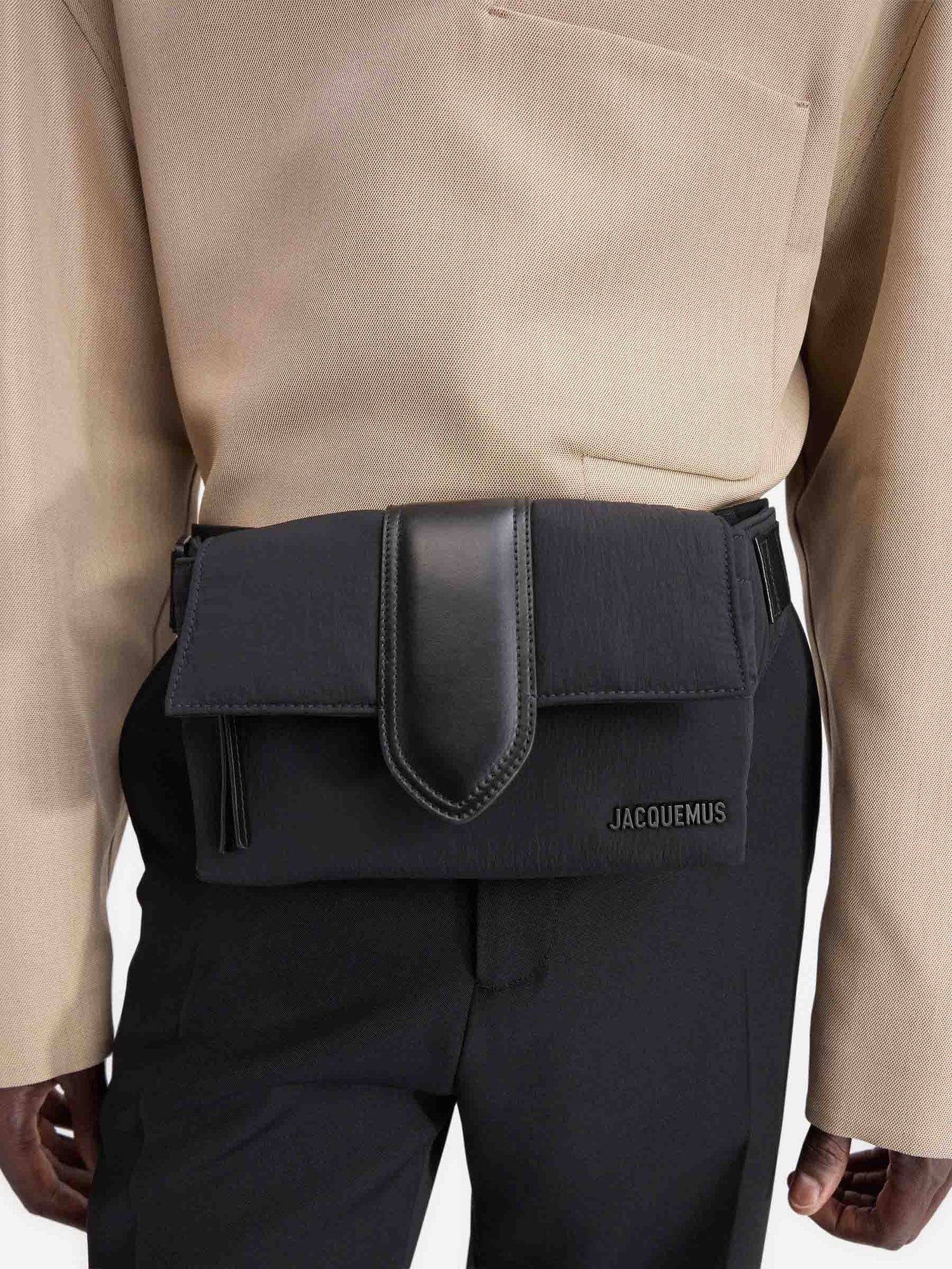 Outlet online Jacquemus Hombre Bandolera La Banane Bambino color Negro sku 692-001895 02 - Foto 2