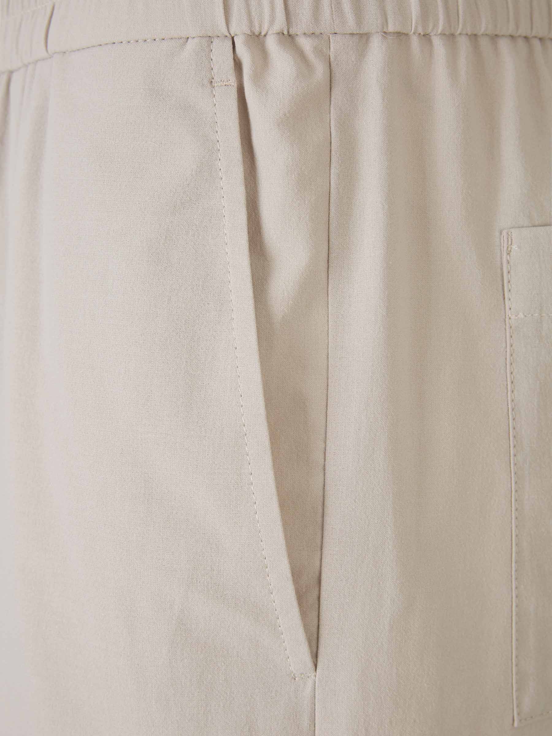 Outlet online Ami Paris Hombre Bermudas Crepé Algodón color Gris Claro sku 523-000943 02 - Foto 4
