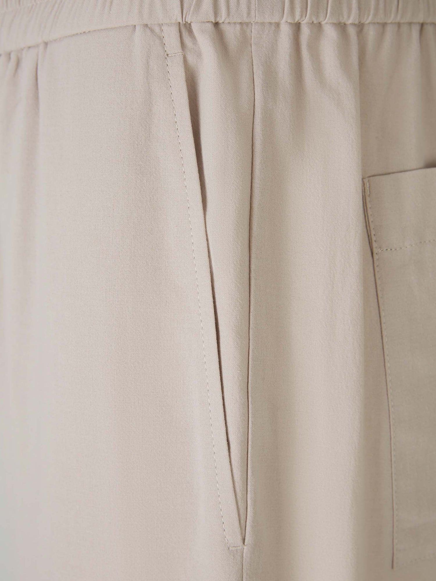Outlet online Ami Paris Hombre Pantalones Crepé Algodón color Gris Claro sku 521-002999 02 - Foto 3