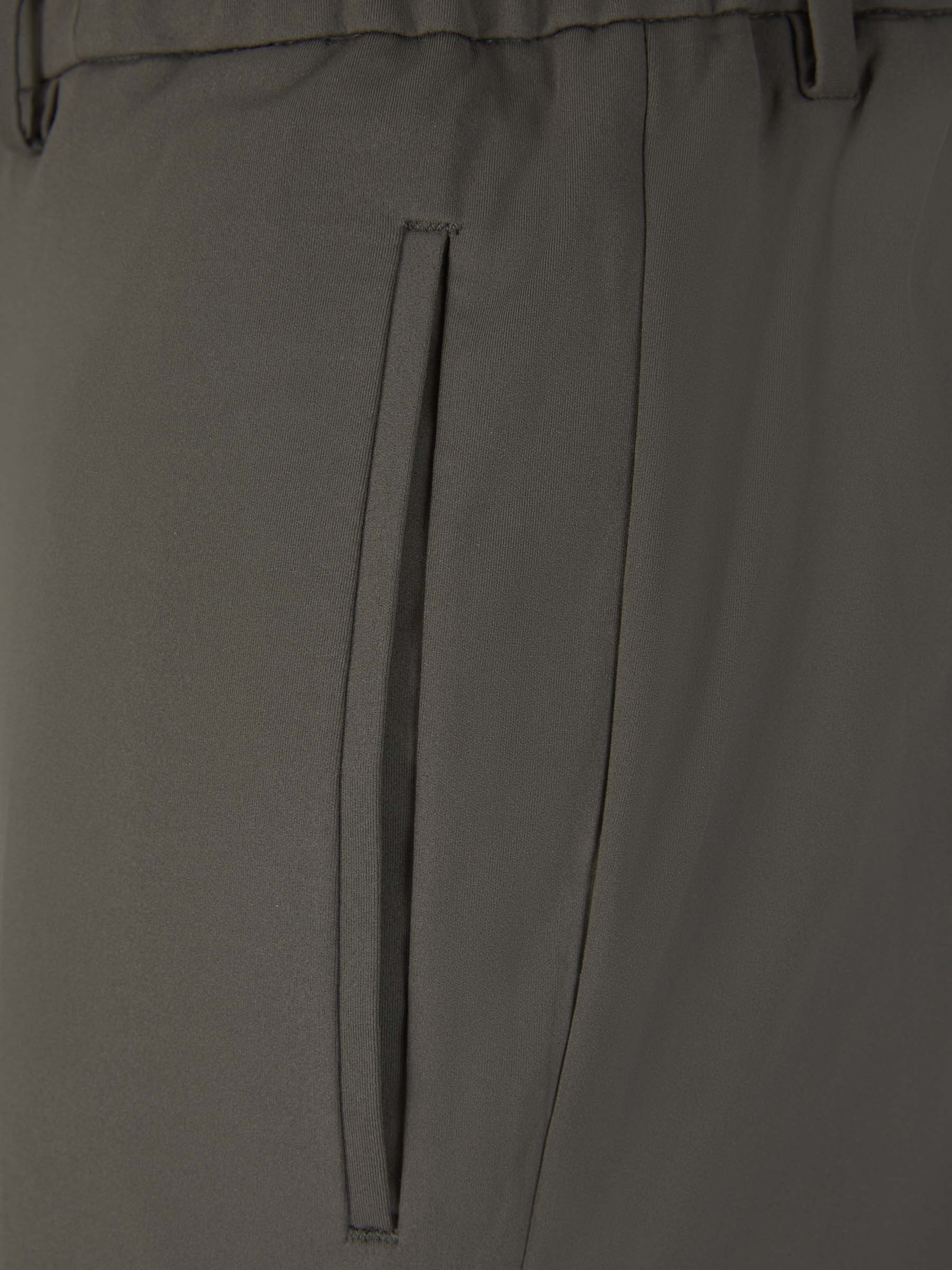 Outlet online Berwich Hombre Pantalones Cargo Técnicos color Verde Militar sku 521-003036 03 - Foto 4