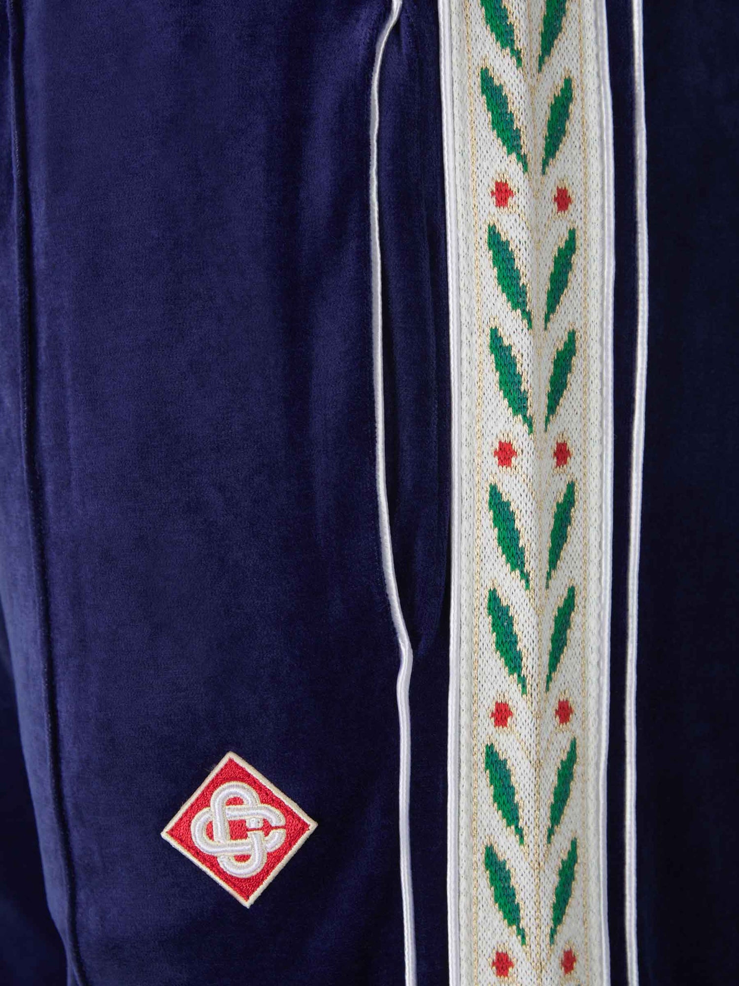 Casablanca Joggers Detalles Bordados Terciopelo color Azul Marino sku 521-002607 01 - Foto 4