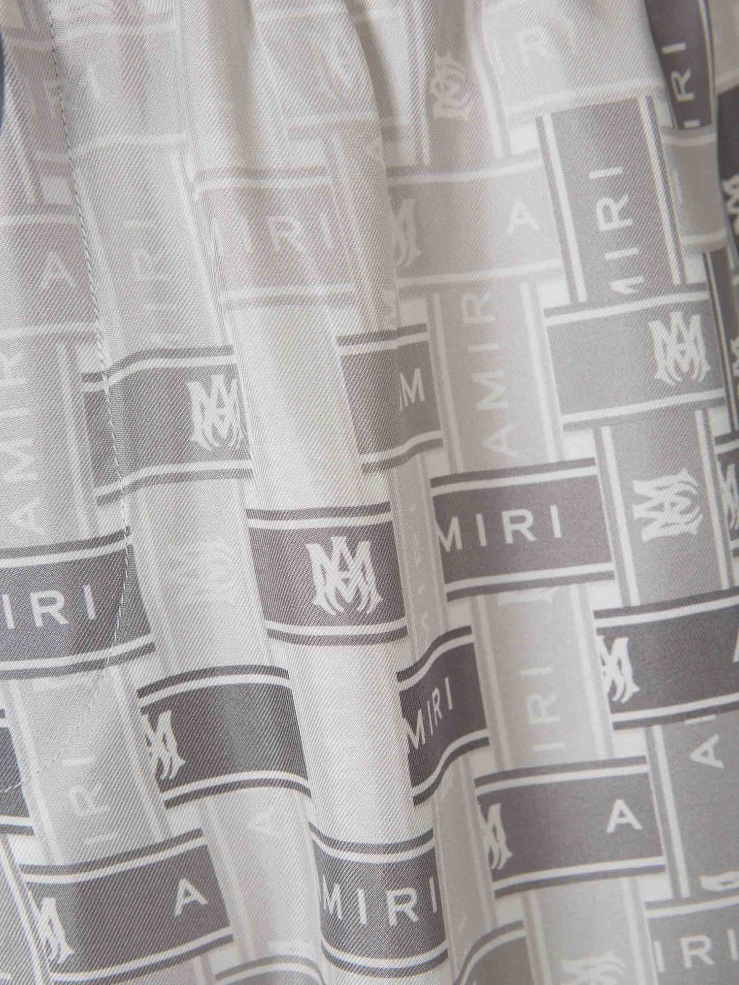 Amiri Bermudas Seda Estampadas color Gris Claro sku 523-000802 01 - Foto 4