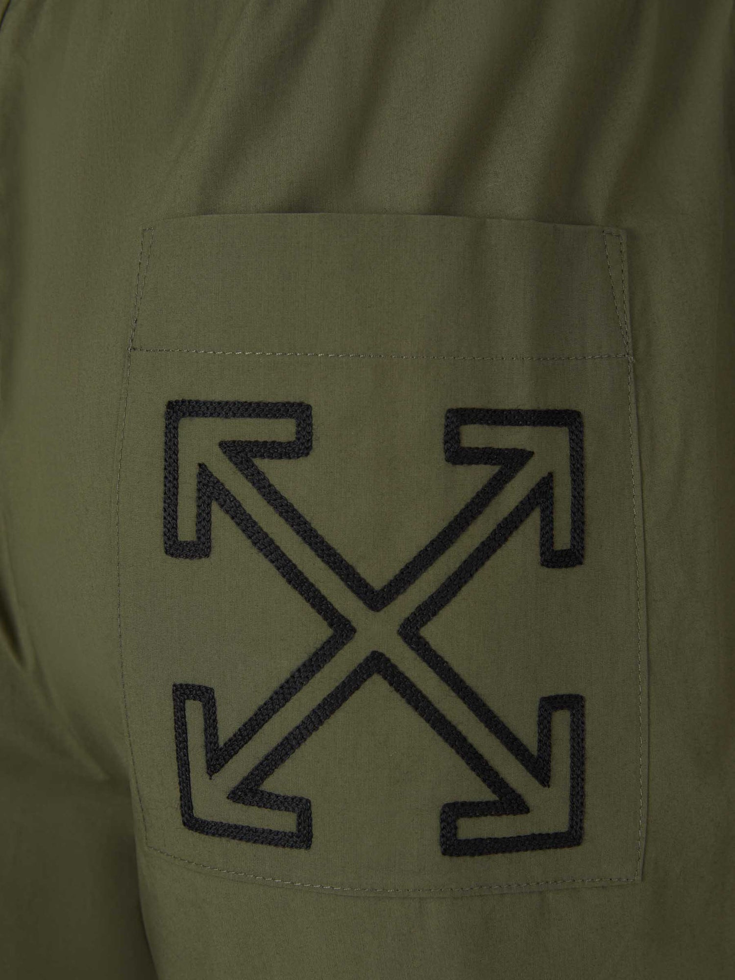 Off-White Bermudas Arrow Algodón color Verde Militar sku 523-000837 02 - Foto 10