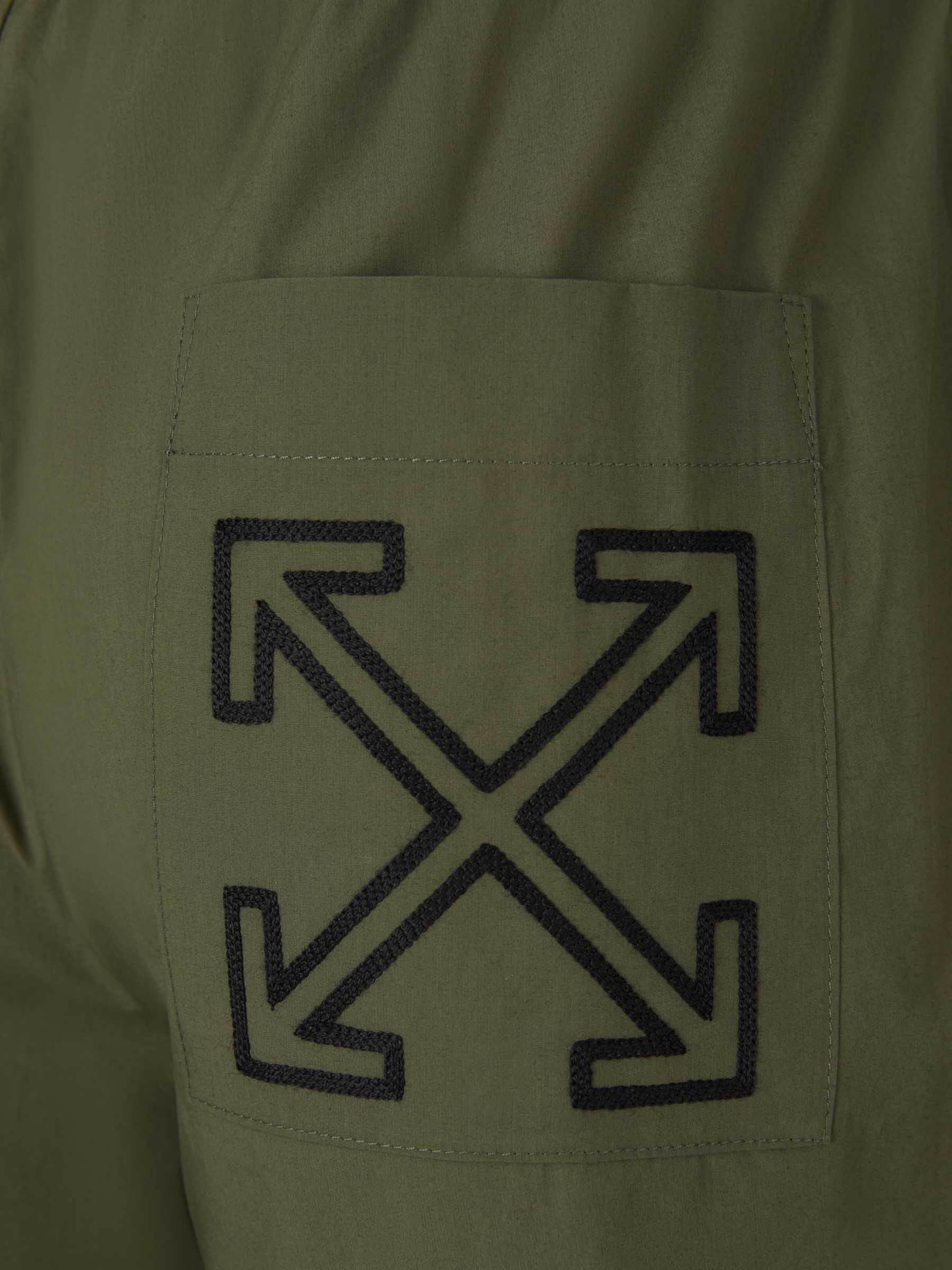 Off-White Bermudas Arrow Algodón color Verde Militar sku 523-000837 02 - Foto 10