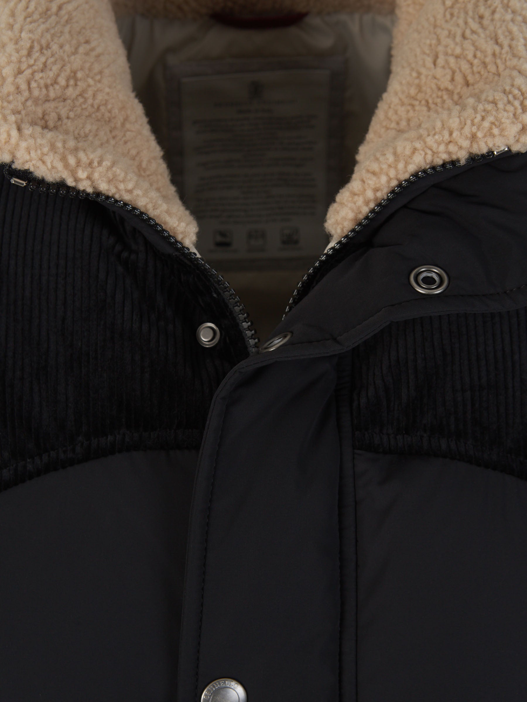 Brunello Cucinelli Chaleco Acolchado Faux Fur color Negro sku 544-000501 01 - Foto 3