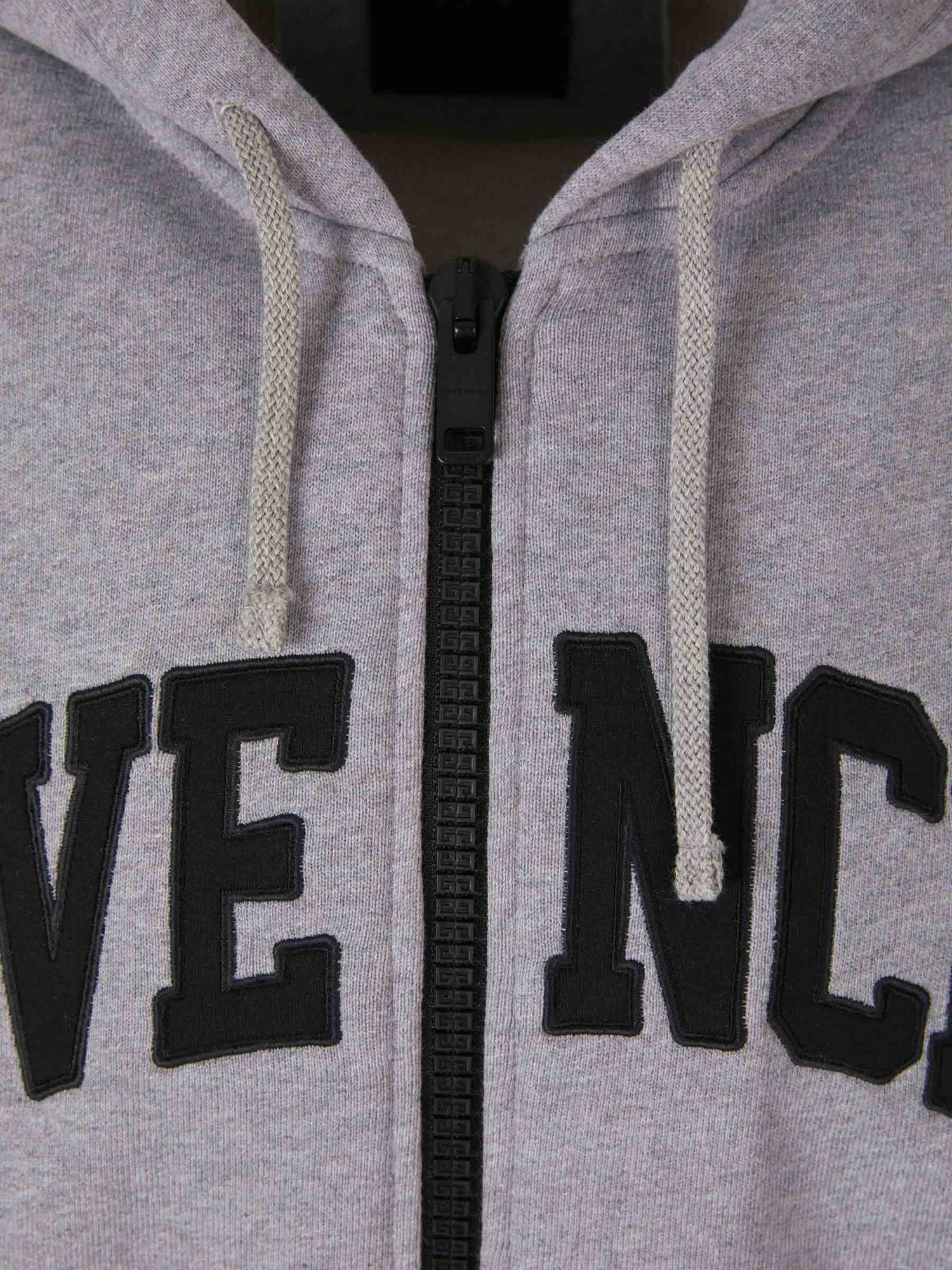 Outlet online Givenchy Hombre Sudadera Logo Curvado color Gris Claro sku 545-001250 01 - Foto 3