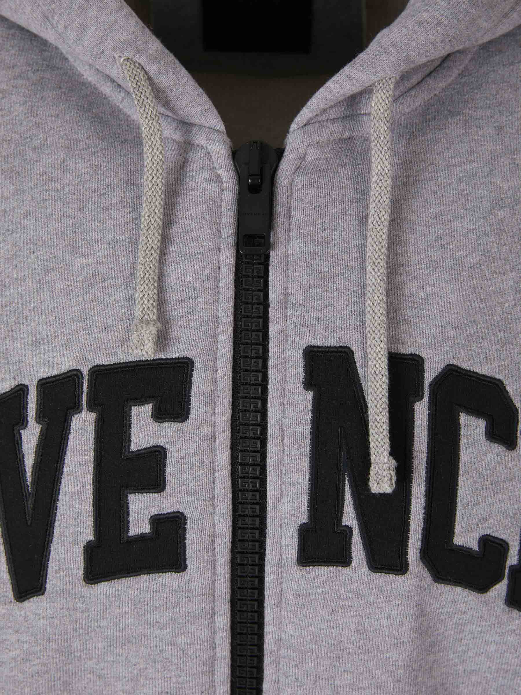 Outlet online Givenchy Hombre Sudadera Logo Curvado color Gris Claro sku 545-001250 01 - Foto 3