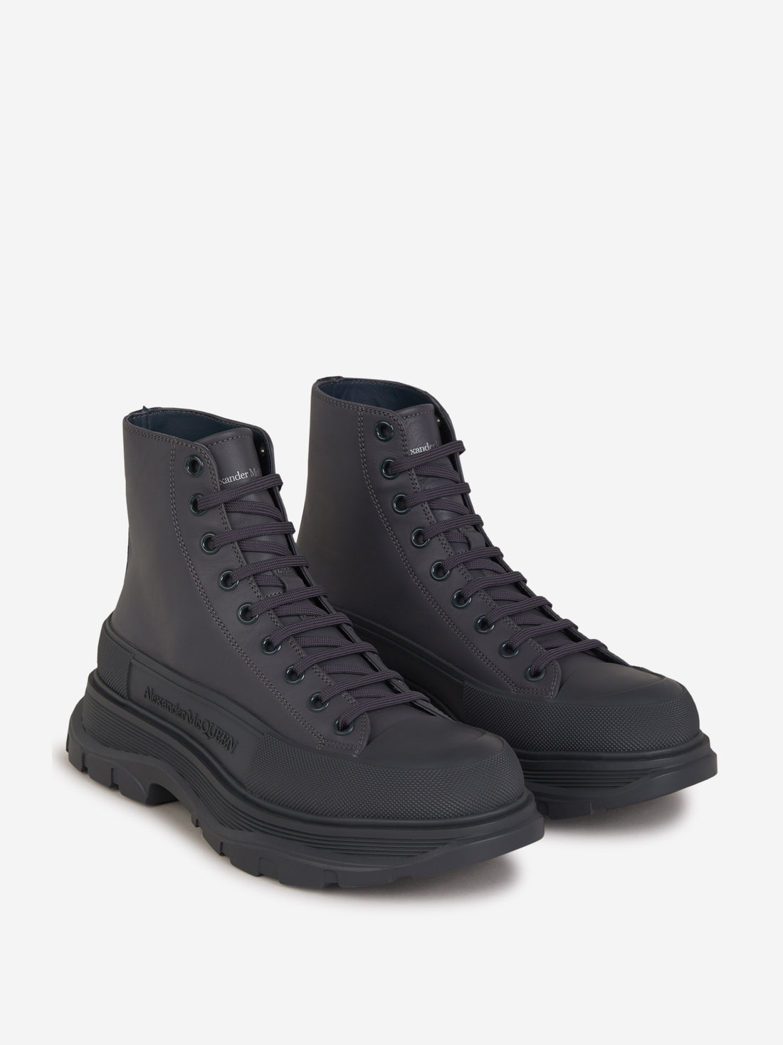 Alexander McQueen Botas Tread Slick color Gris Antracita sku 611-003977 00 - Foto 2