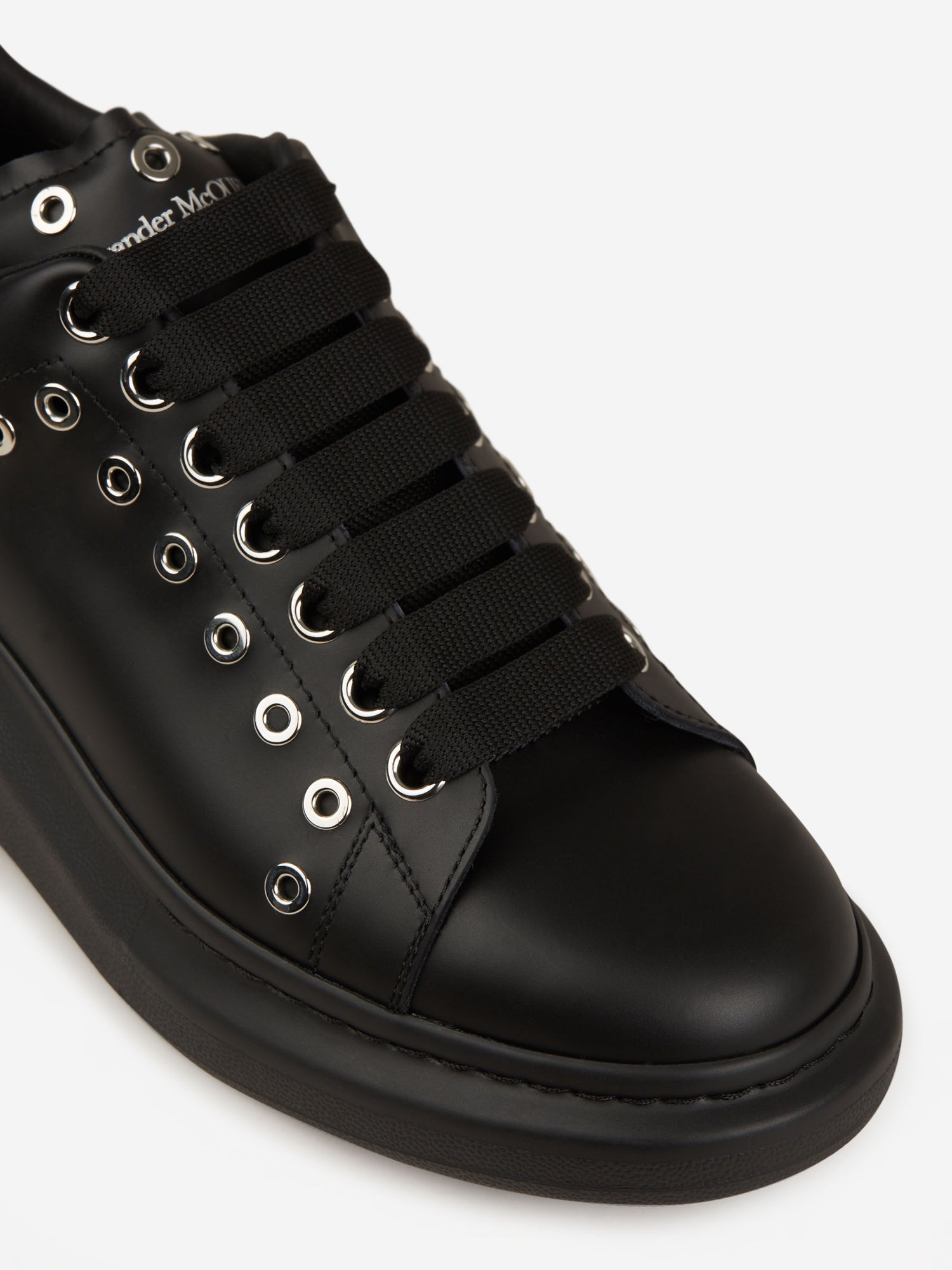 Outlet online Alexander McQueen Hombre Sneakers Oversized Ojales color Negro sku 616-002219 01 - Foto 4