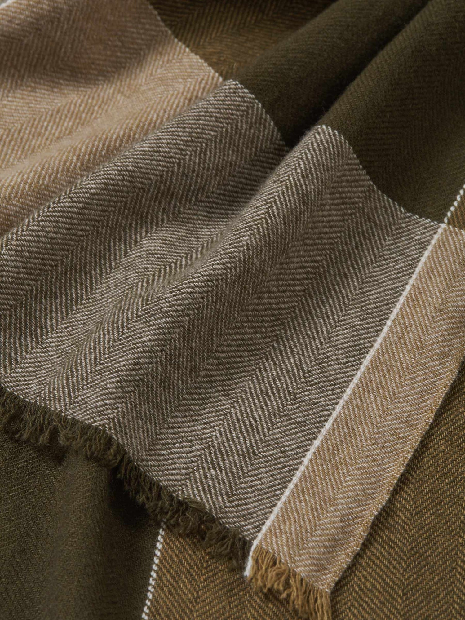 Santa Eulalia Bufanda Cashmere Cuadros color Verde Oscuro sku 630-001193 01 - Foto 2